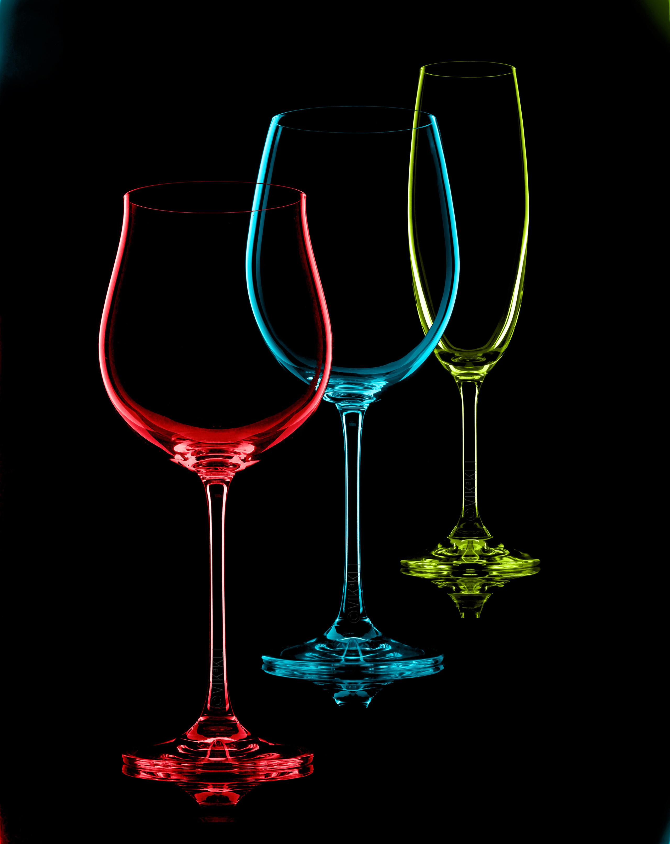 Коллаж стеклянные бокалы на чёрном фоне. Предметное фото.