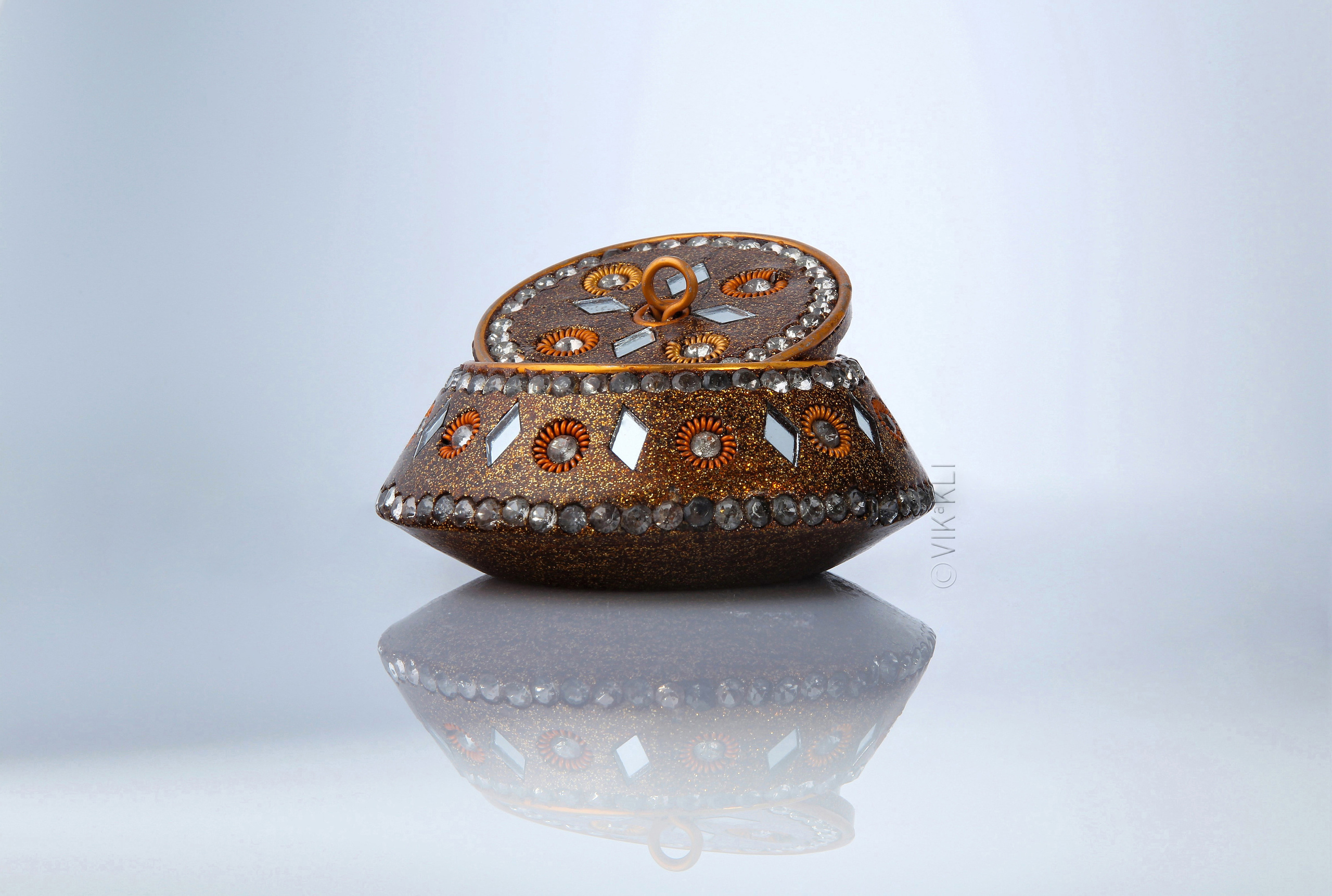 Шкатулка из металла, инкрустированная камнями  и стеклом. Предметное фото.