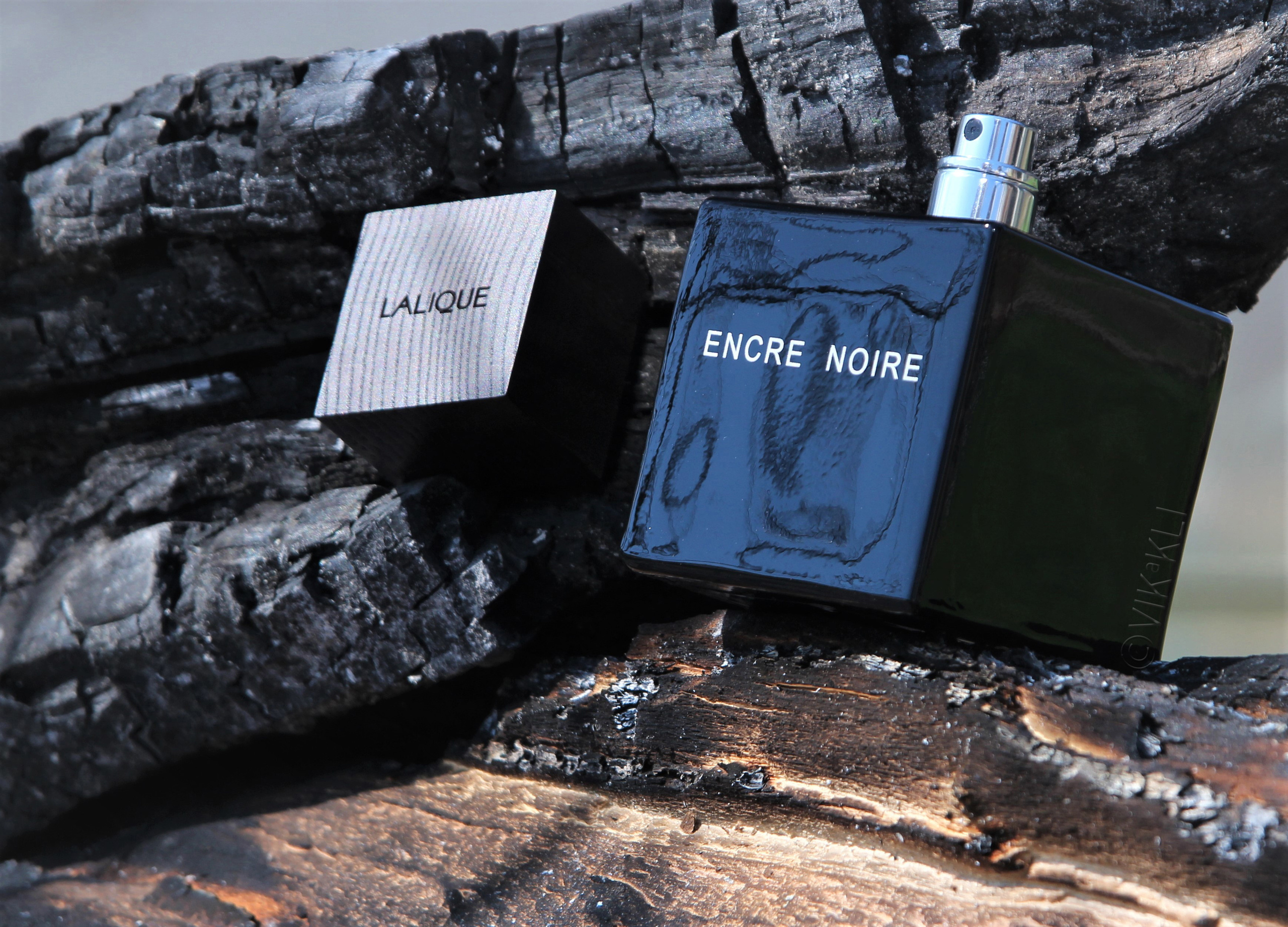 Духи Lalique Encre Noire на древесине. Имиджевое фото.