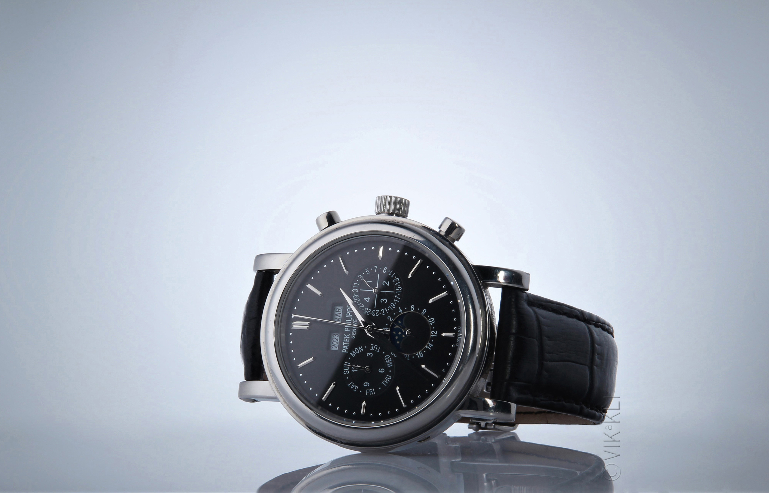 Наручные часы Patek Philippe Genive на светлом фоне. Предметное фото.