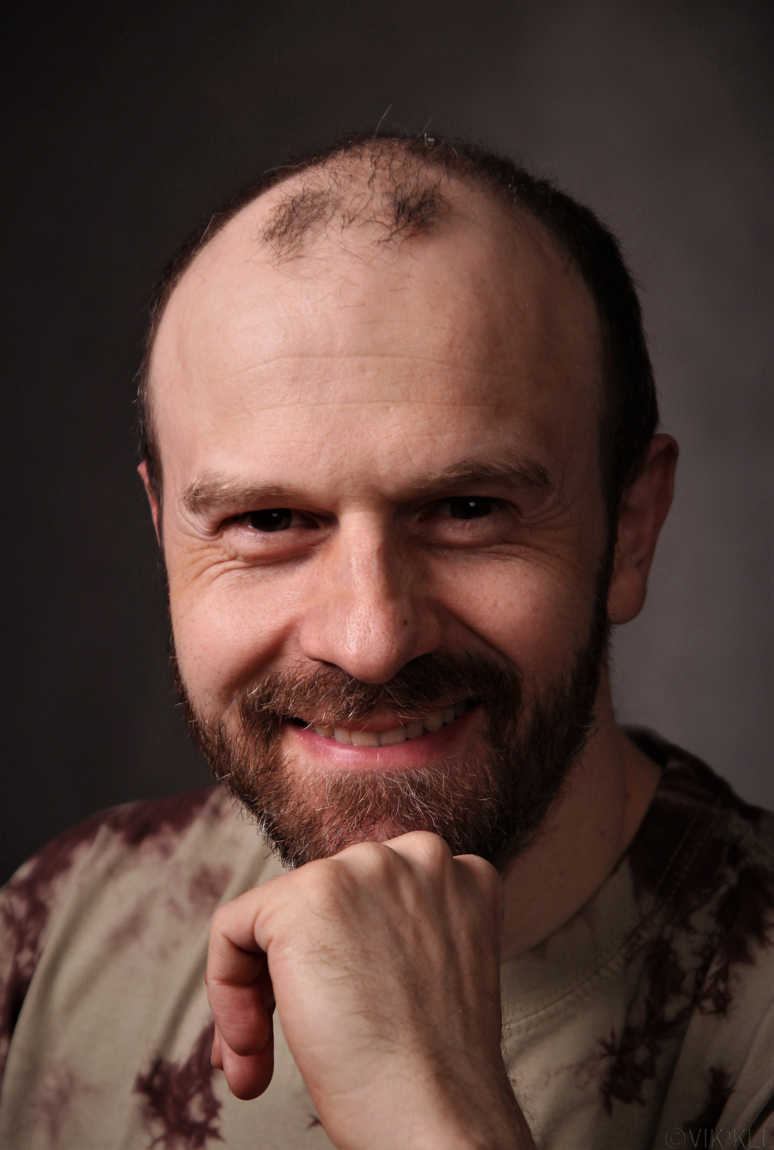 Портрет мужчины в футболке на сером фоне