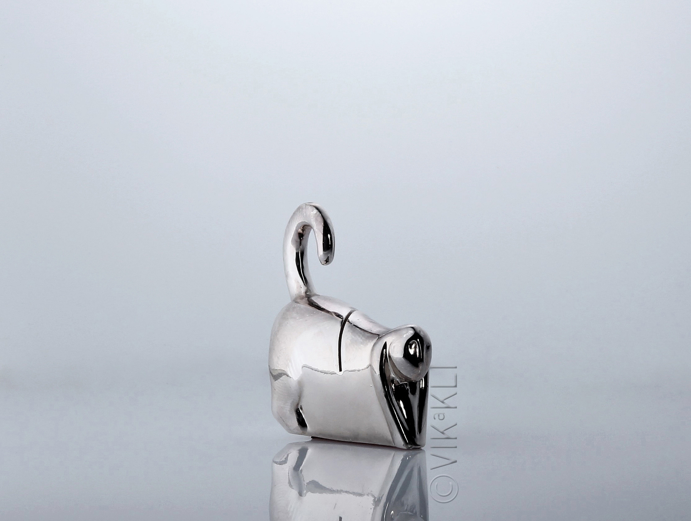 Статуэтка обезьяна из металла с отражением. Предметное фото.