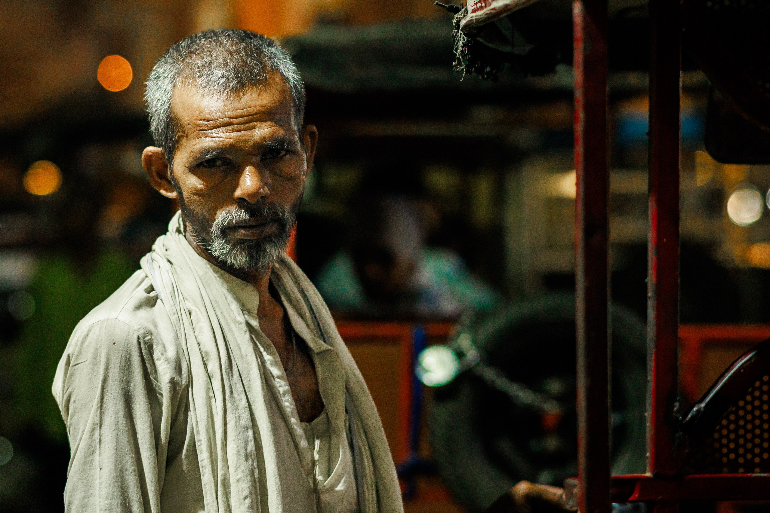 Оживлённая улица Индии с толпой и транспортом, визуальное исследование