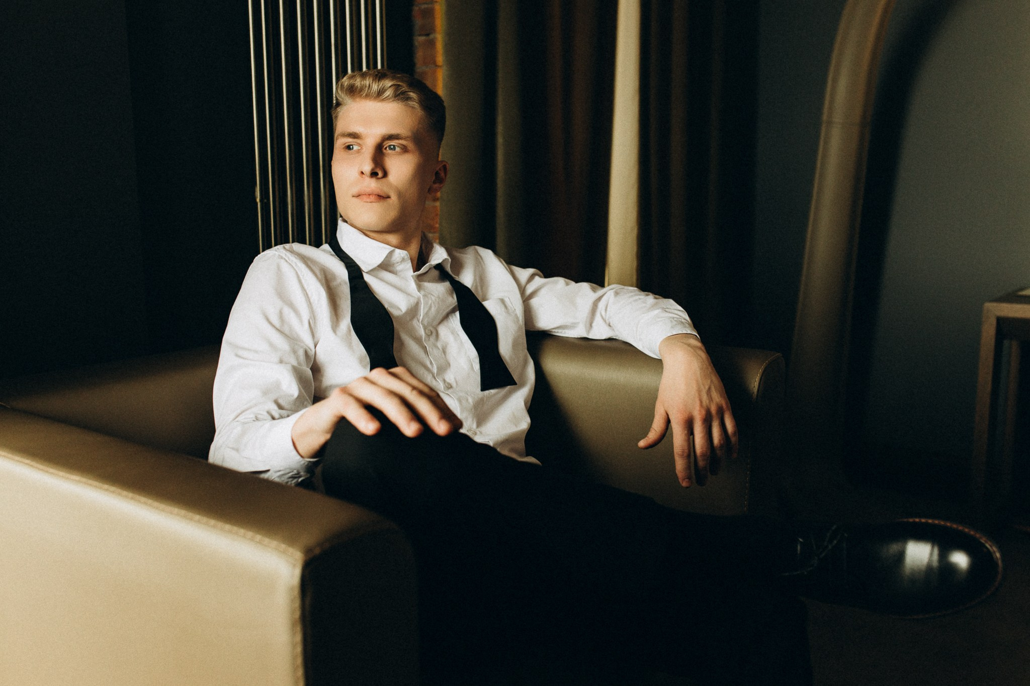 Любовь в индустриальном свете: свадебная фотосессия в стильном интерьере. Семейный и свадебный фотограф Ростове-на-Дону