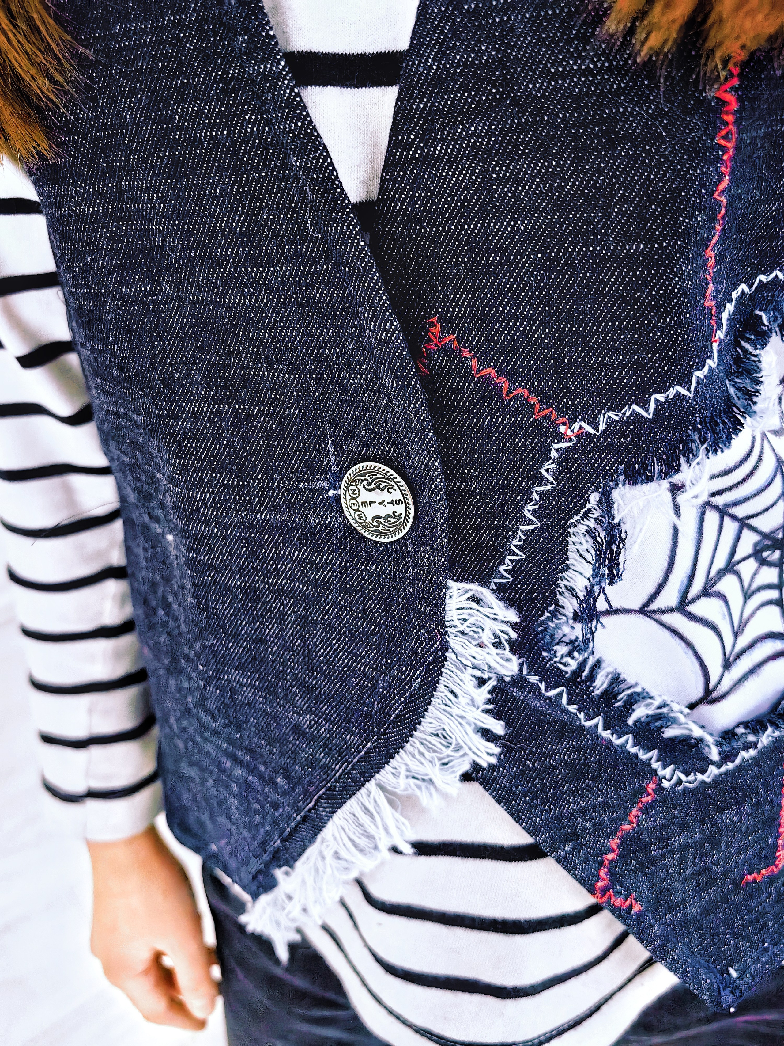 Дизайнерские жилетки из джинсы с декором в технике синель, росписью ткани, вышивка. Шьют дети. Владивосток. Школа для девочек во Владивостоке — Само Совершенство