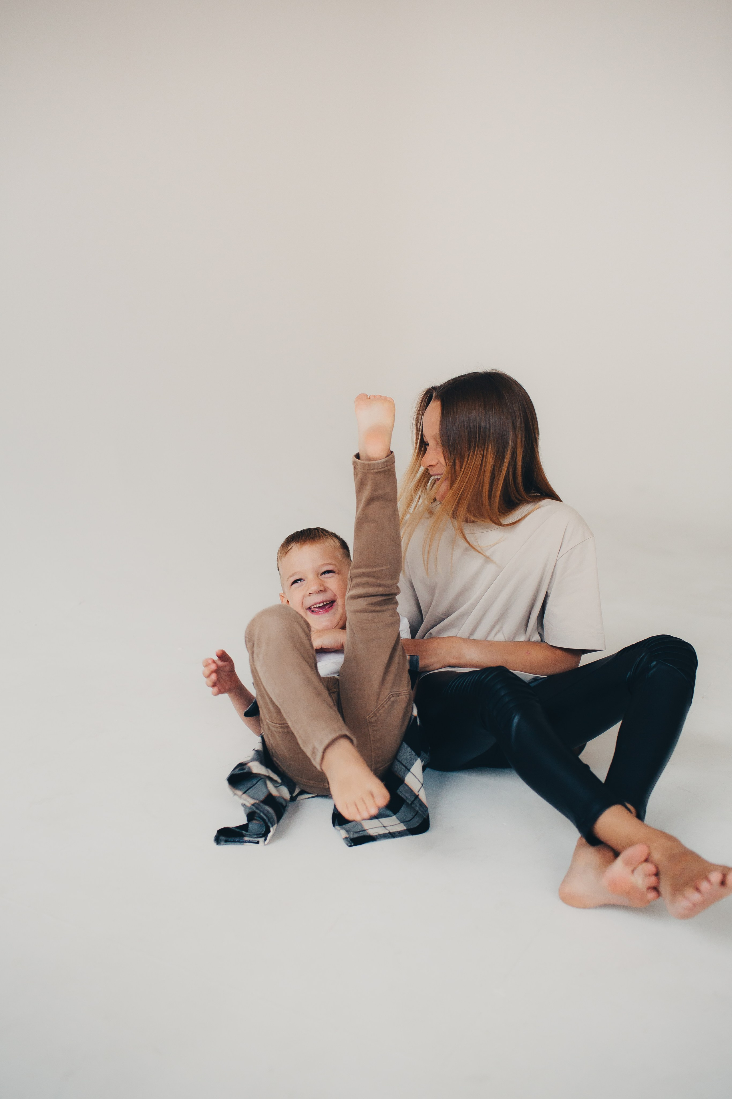 Семейная съёмка на белом фоне. Фотограф Евгения Мальцева, Архангельск