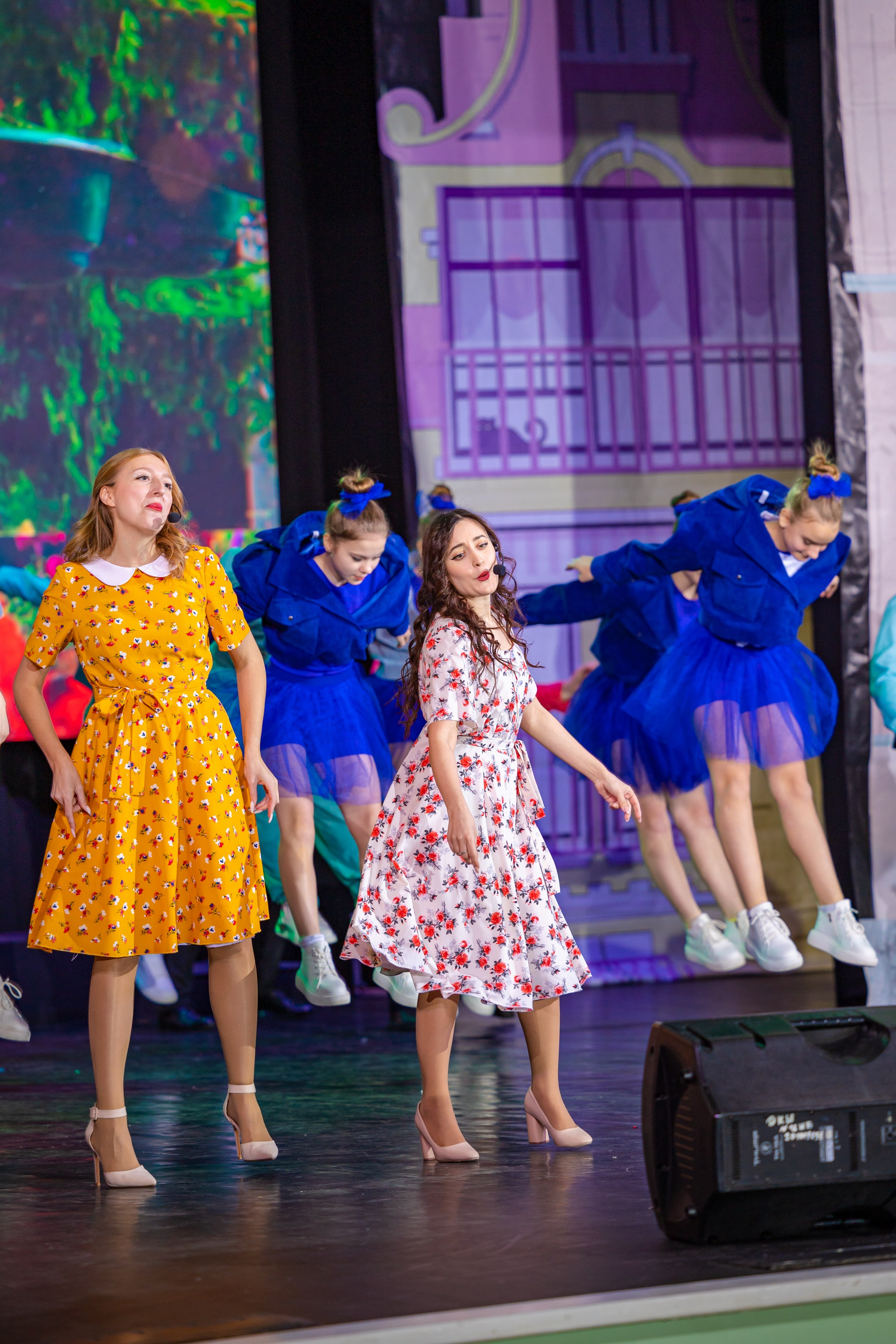 Концертная фотография девушки в прыжке застыли воздухе певица поют на переднем плане ДК шахтёров Кемерово