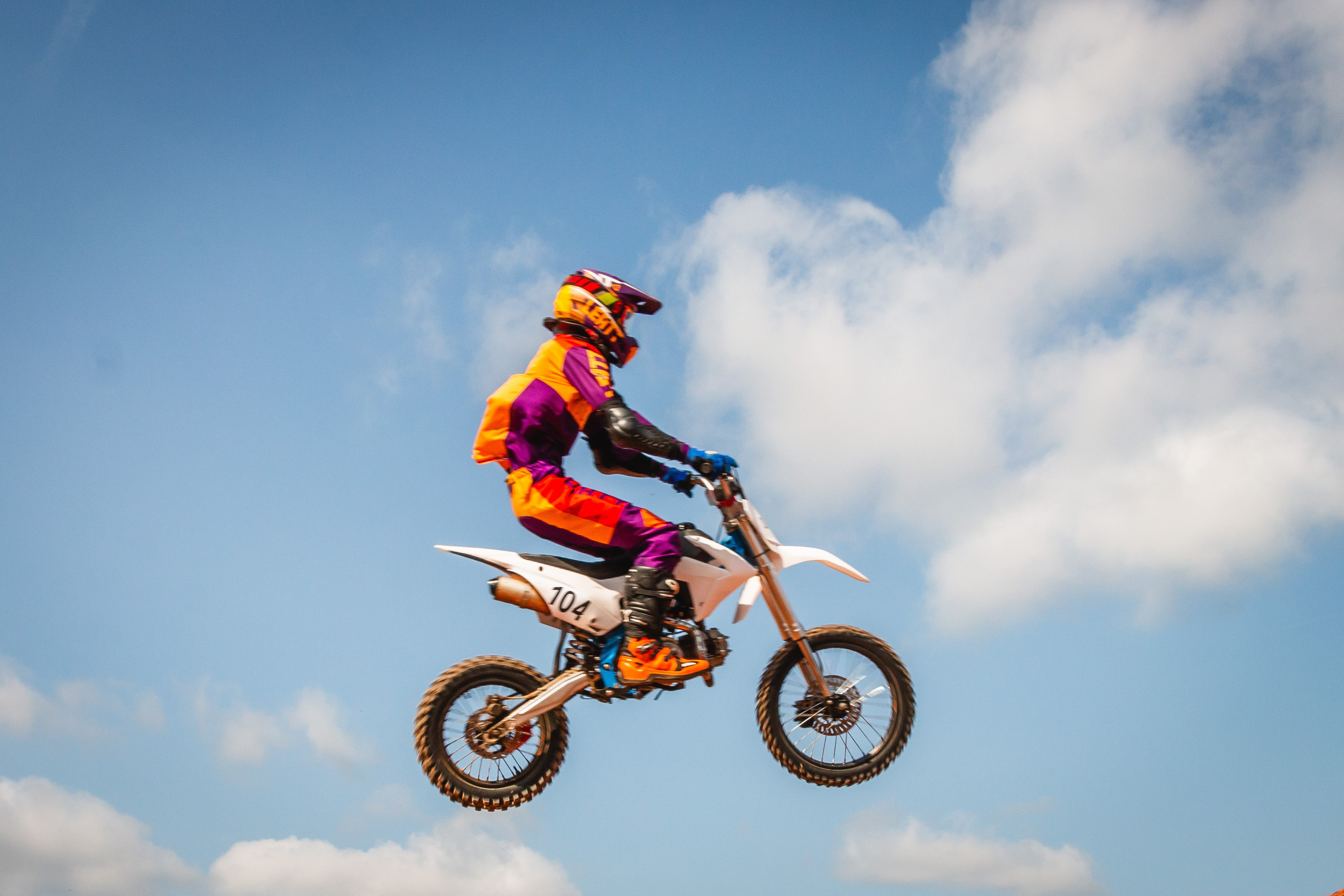 Мотоциклист прыгает трамплин