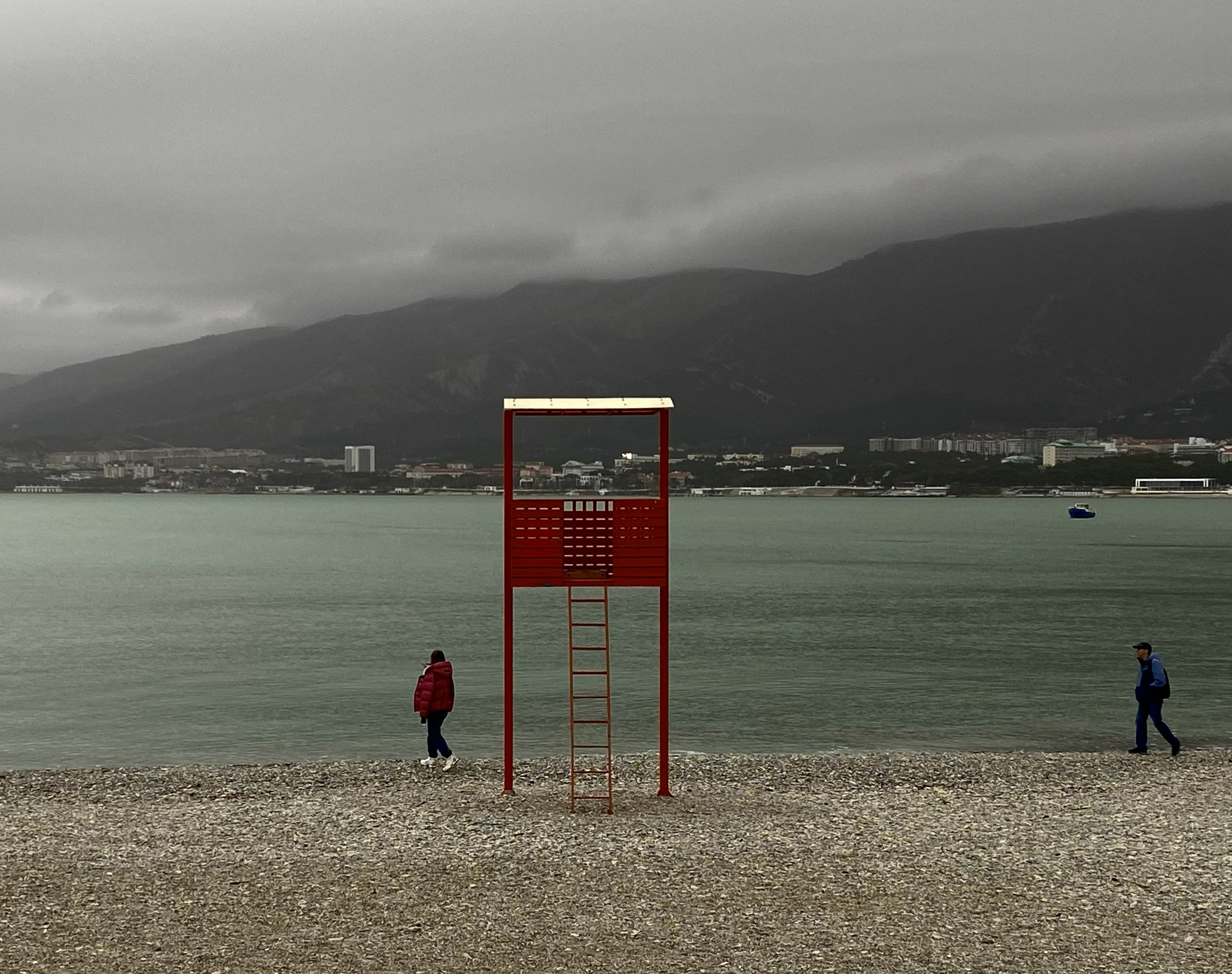 Город-курорт Геленджик 2026, прогулка людей по зимнему пляжу, январь