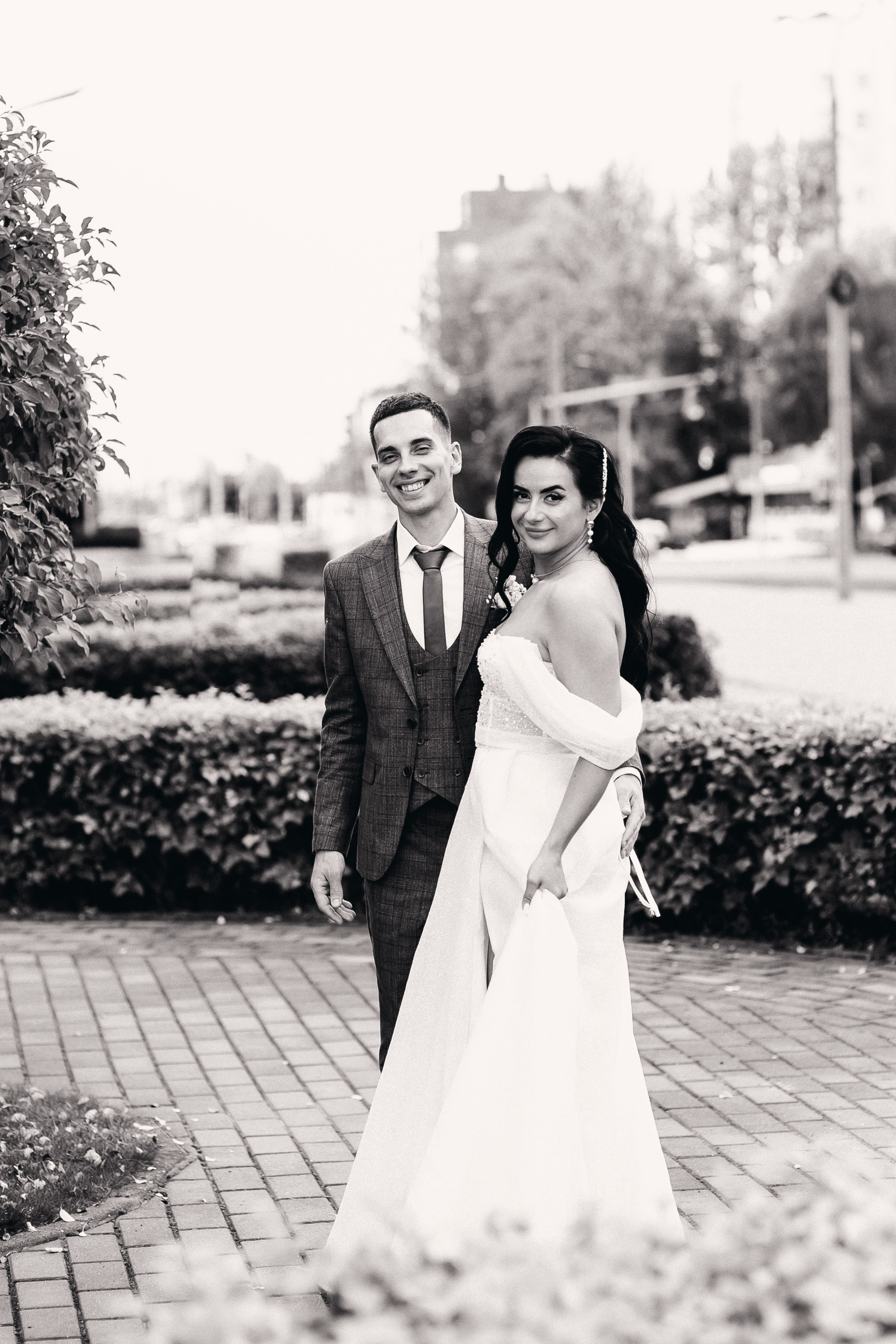 Съемка пары Марии и Ильи, гуляющих по городу. Свадебный и репортажный фотограф в Ярославле и Санкт-Петербурге Роман Микрюков