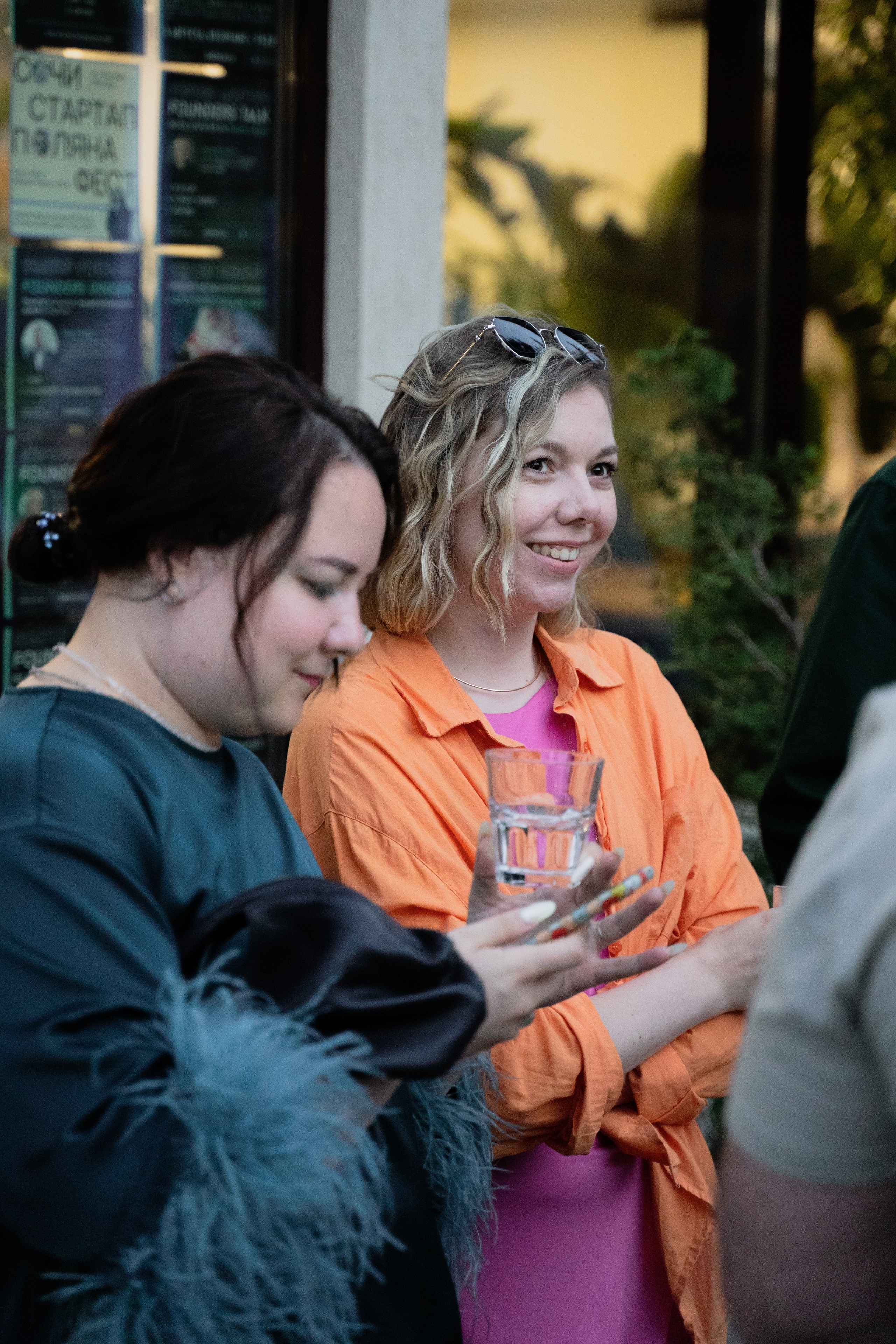 Фотография девушки с бизнес встречи