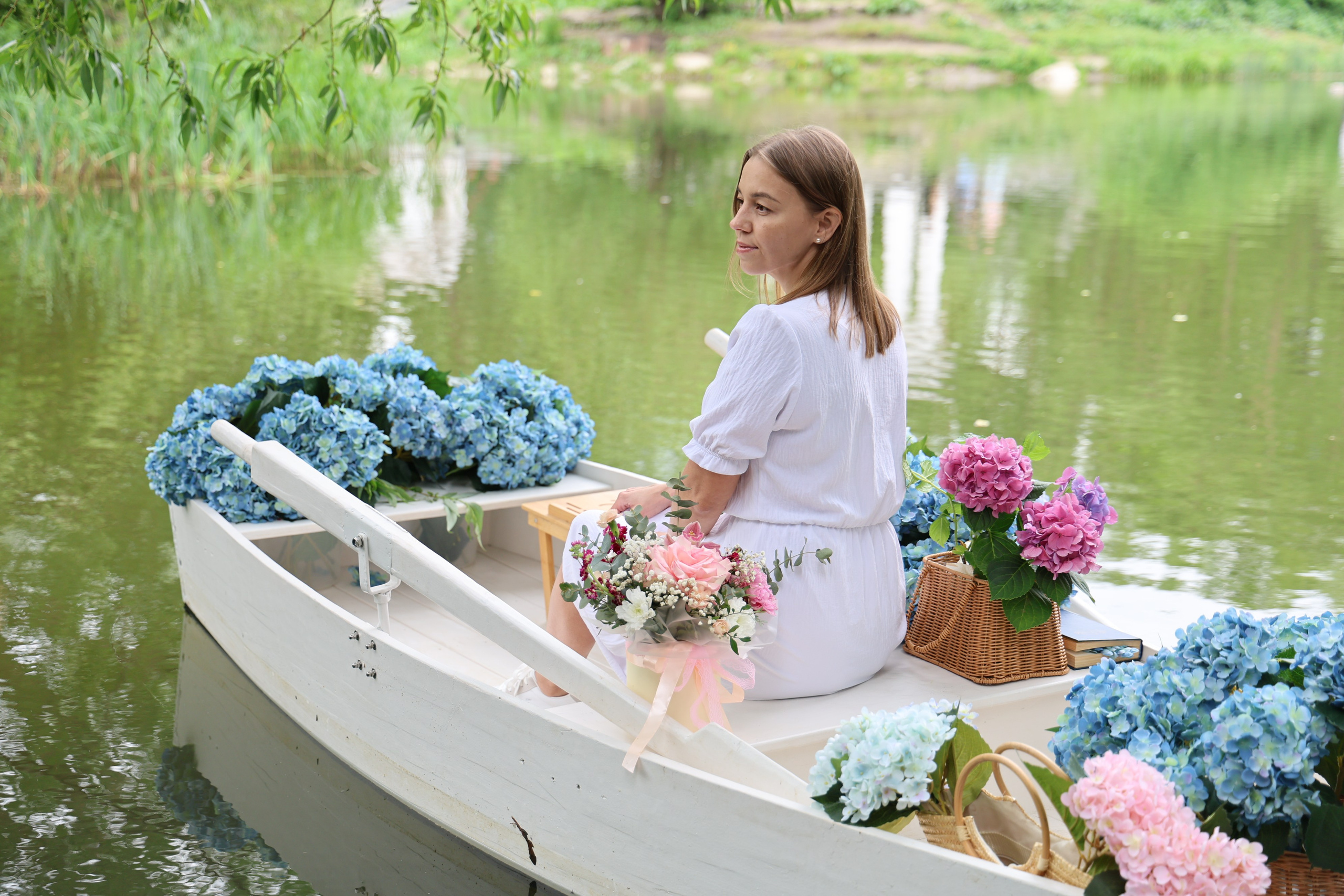 Фотосессия в лодке, лодка, озеро, платье, книга, шляпа, зонт, перчатки, весла, лето. Свадебный, семейный, женский и детский фотограф из Екатеринбурга