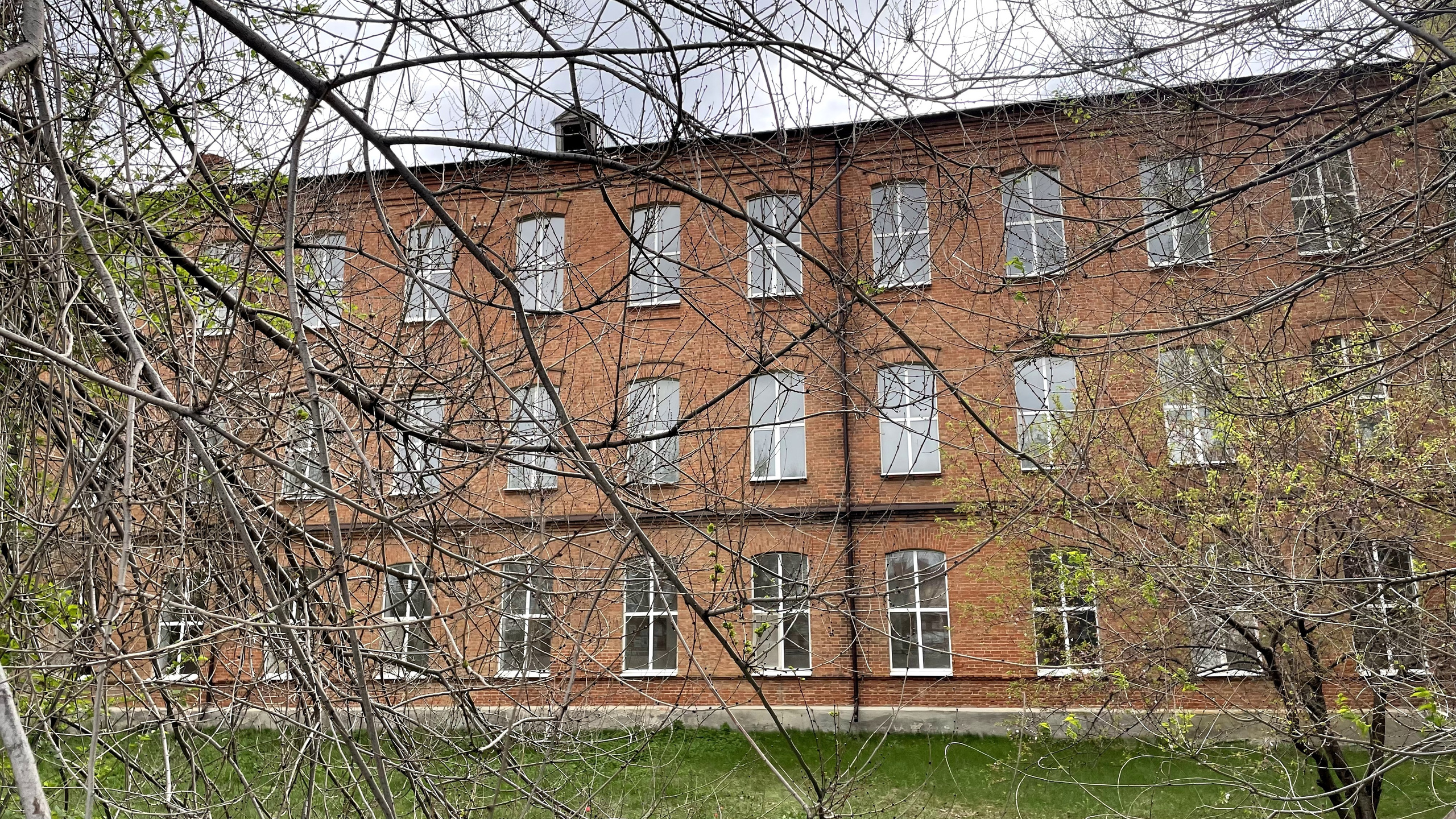 20 062 Здание из красного кирпича. ВИЗУАЛЬНЫЕ И ЗВУКОВЫЕ РЕШЕНИЯ ДЛЯ БИЗНЕСА И СЪЁМОК ТЕЛЕТЕЛА