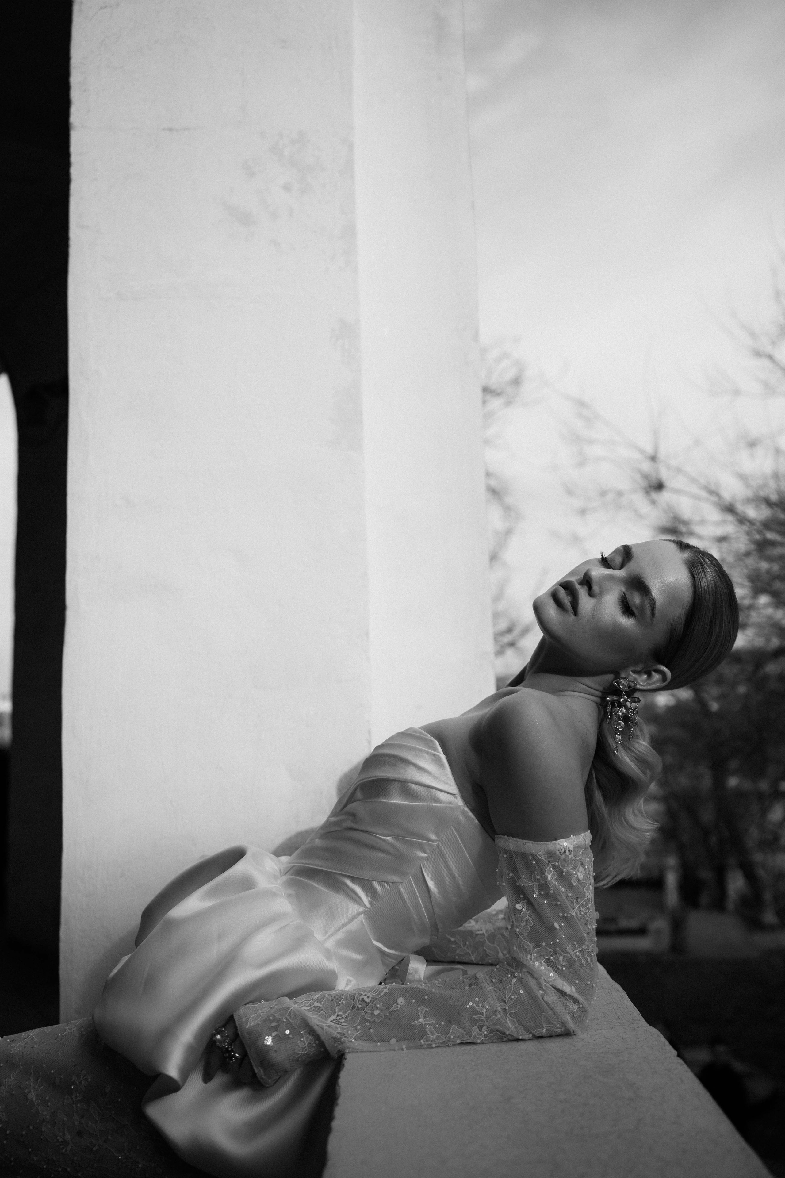 Счастливая пара позирует на свадебной фотосессии на фоне зеленой ткани в театре ,фэшн съемка ,топ 100 — свадебный фотограф Алена Межевова