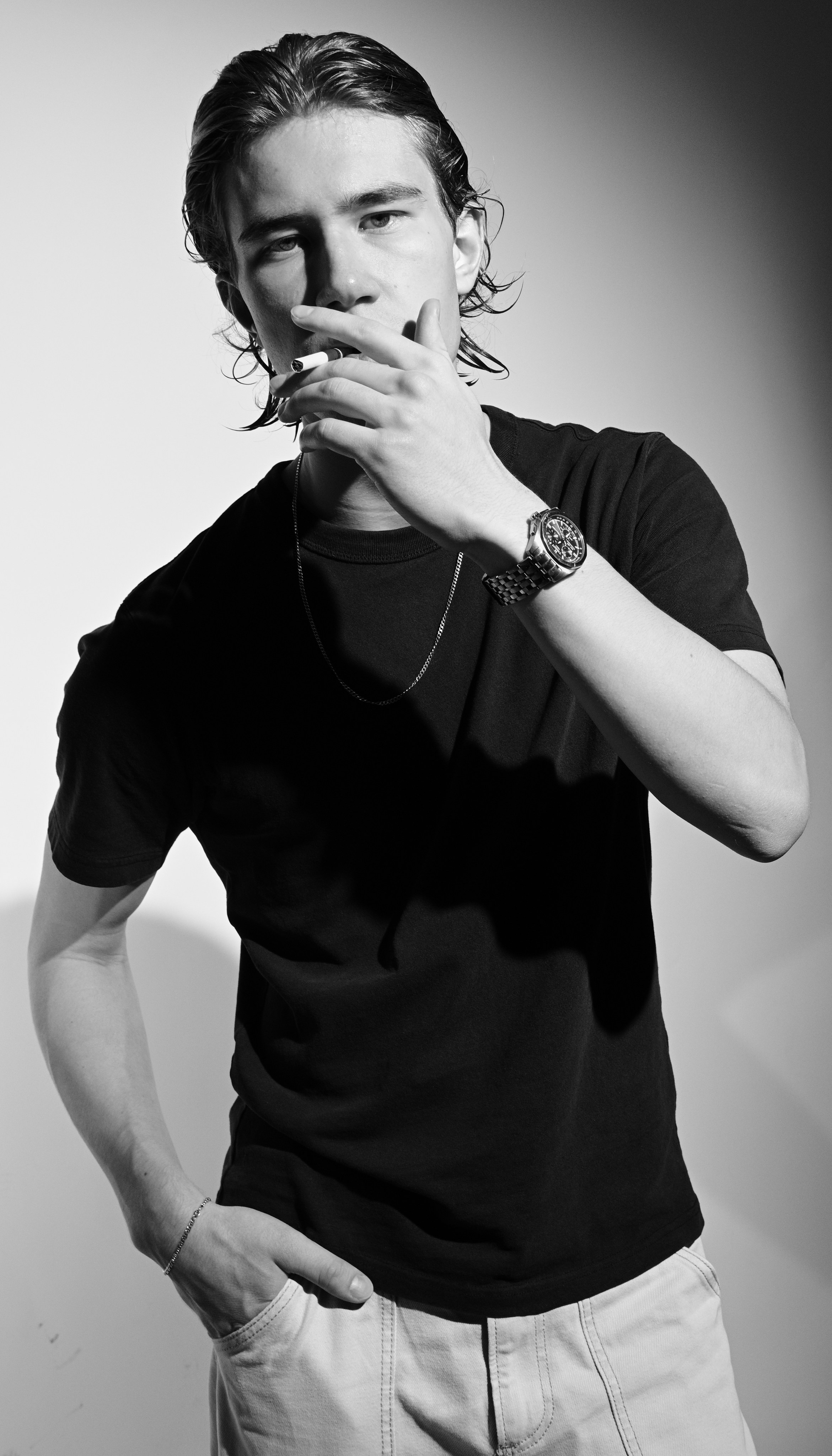 Чёрно-белый портрет с выразительным светотеневым рисунком, подчёркивающий черты лица и эмоции модели. Фотограф: Ожерельев Лев