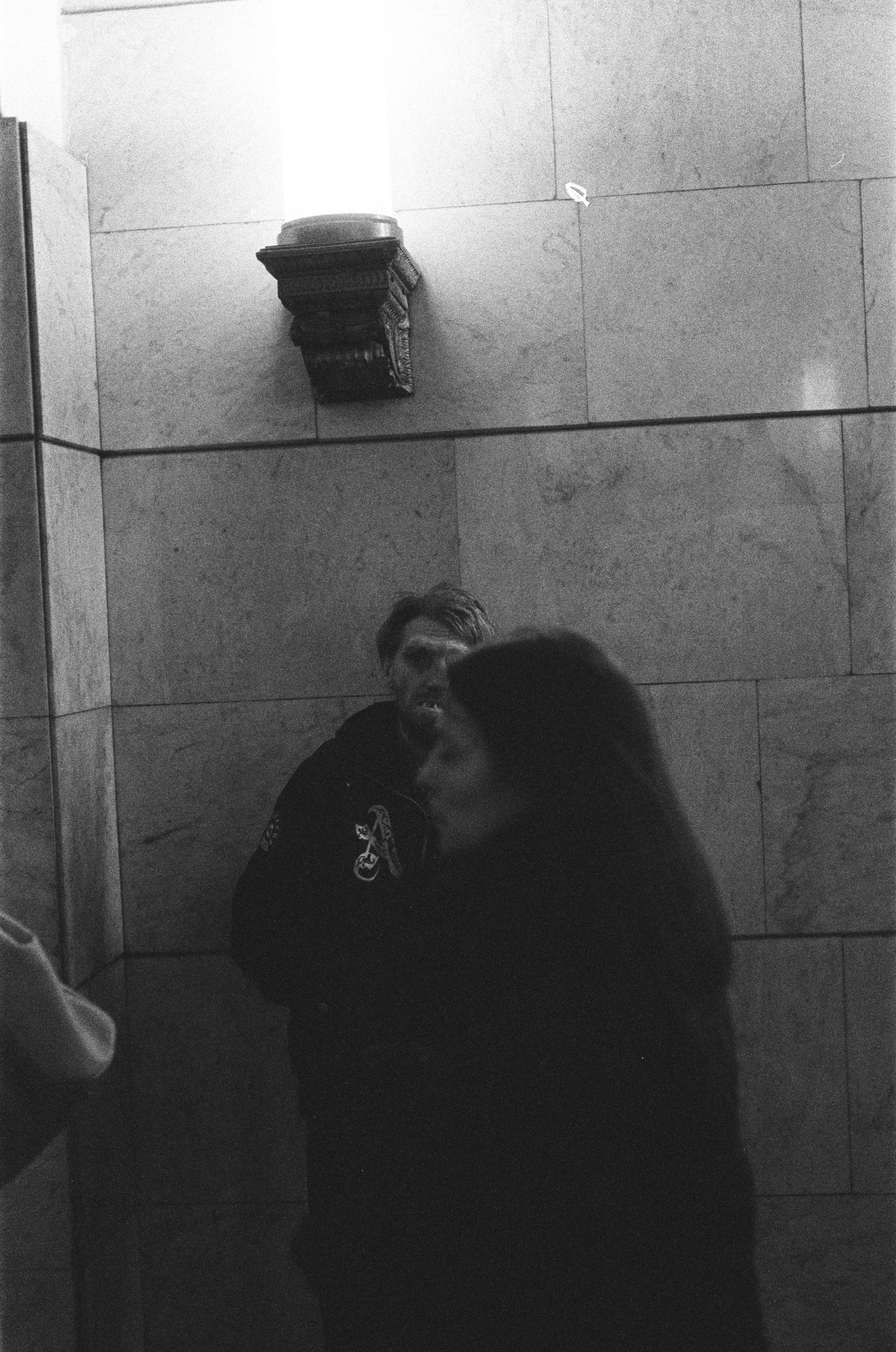 Фотосерия «Час пик»: динамика городской суеты в моменты транспортного и человеческого потока, игра света, тени и контраста в хронике городского движения. Фотограф: Ожерельев Лев