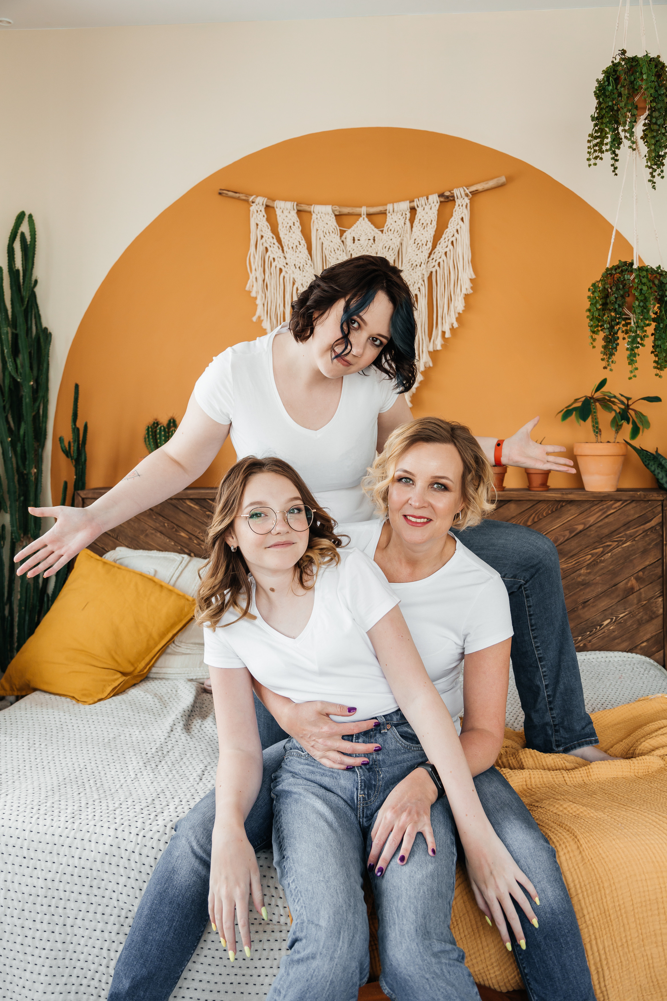 Семейная фотосессия Татьяны с доченьками в фотостудии Secret Garden. Свадебный и семейный фотограф в Новосибирске Ирина Дорошкова