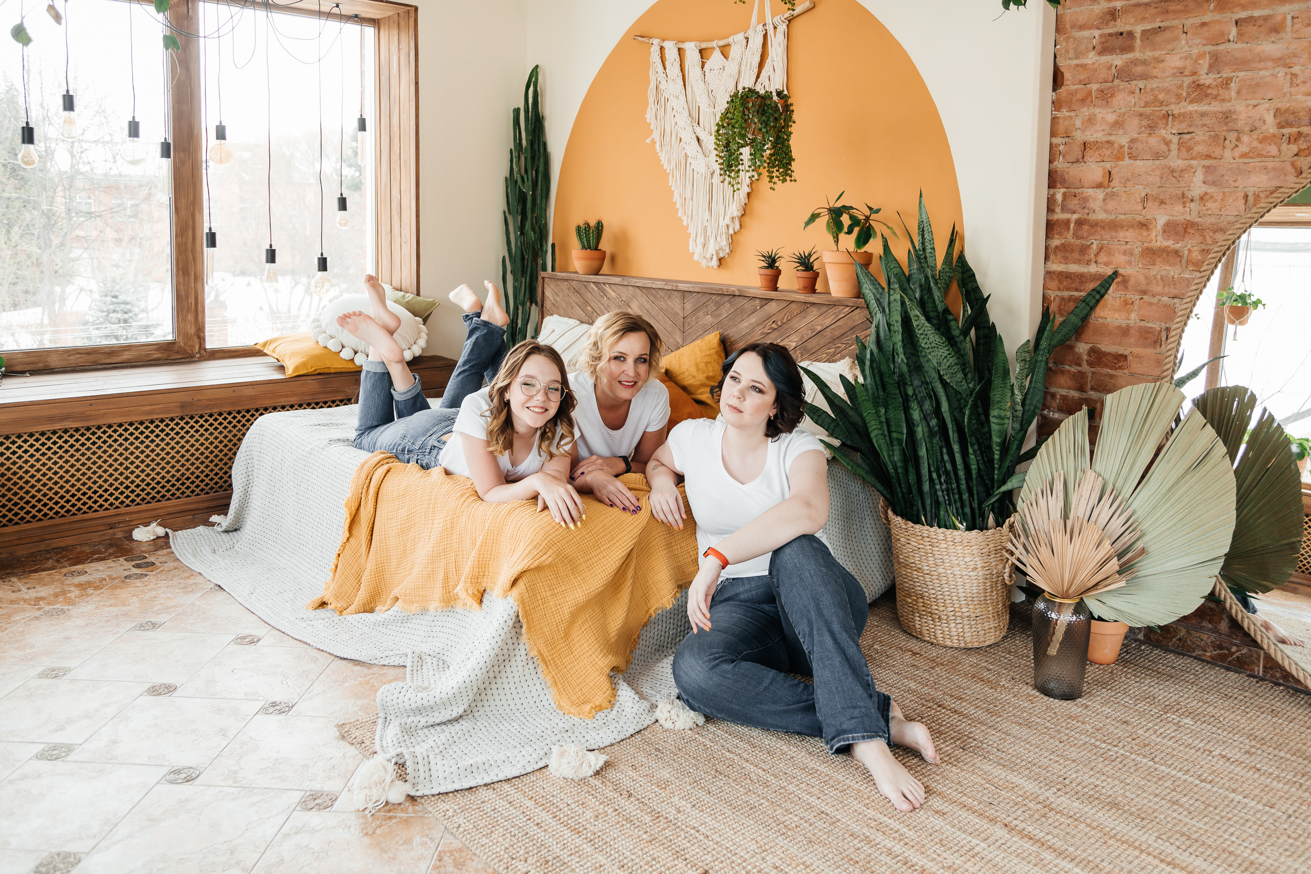 Семейная фотосессия Татьяны с доченьками в фотостудии Secret Garden. Свадебный и семейный фотограф в Новосибирске Ирина Дорошкова