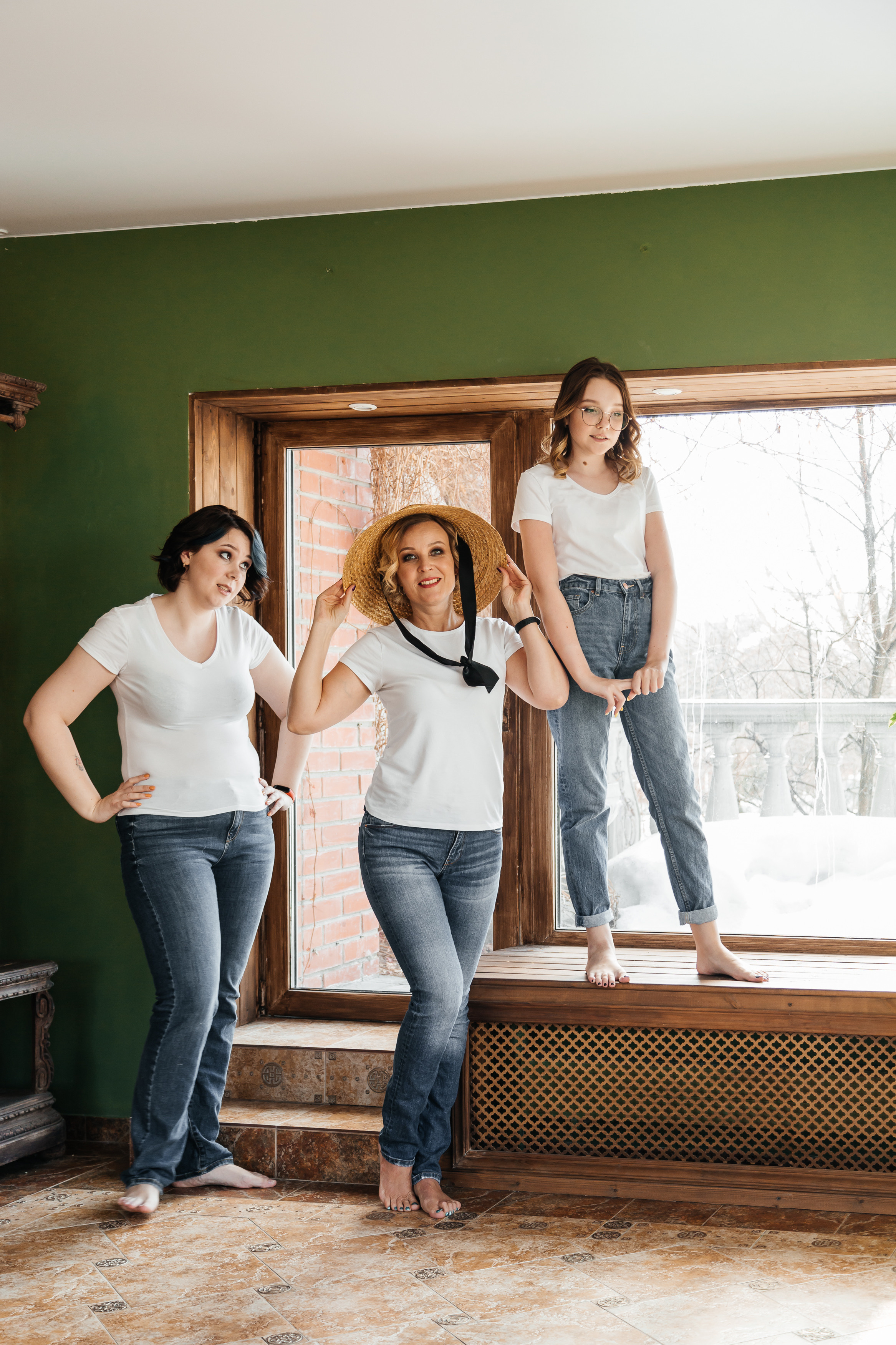 Семейная фотосессия Татьяны с доченьками в фотостудии Secret Garden. Свадебный и семейный фотограф в Новосибирске Ирина Дорошкова