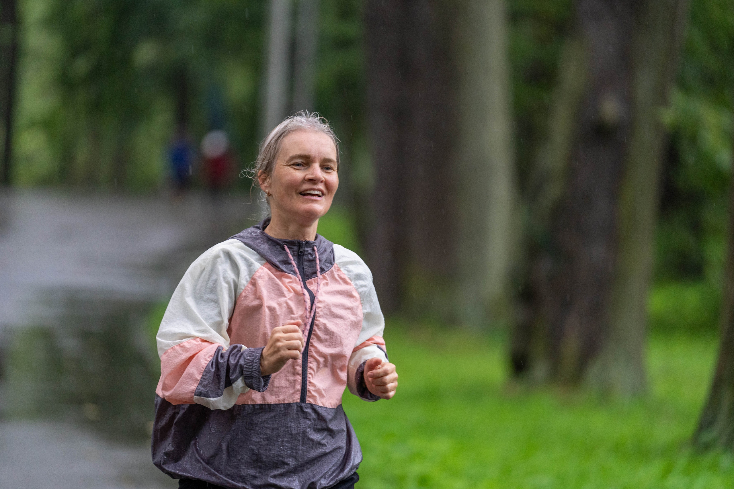 Бегунья на пробежке «5 вёрст» под дождём на Елагином острове