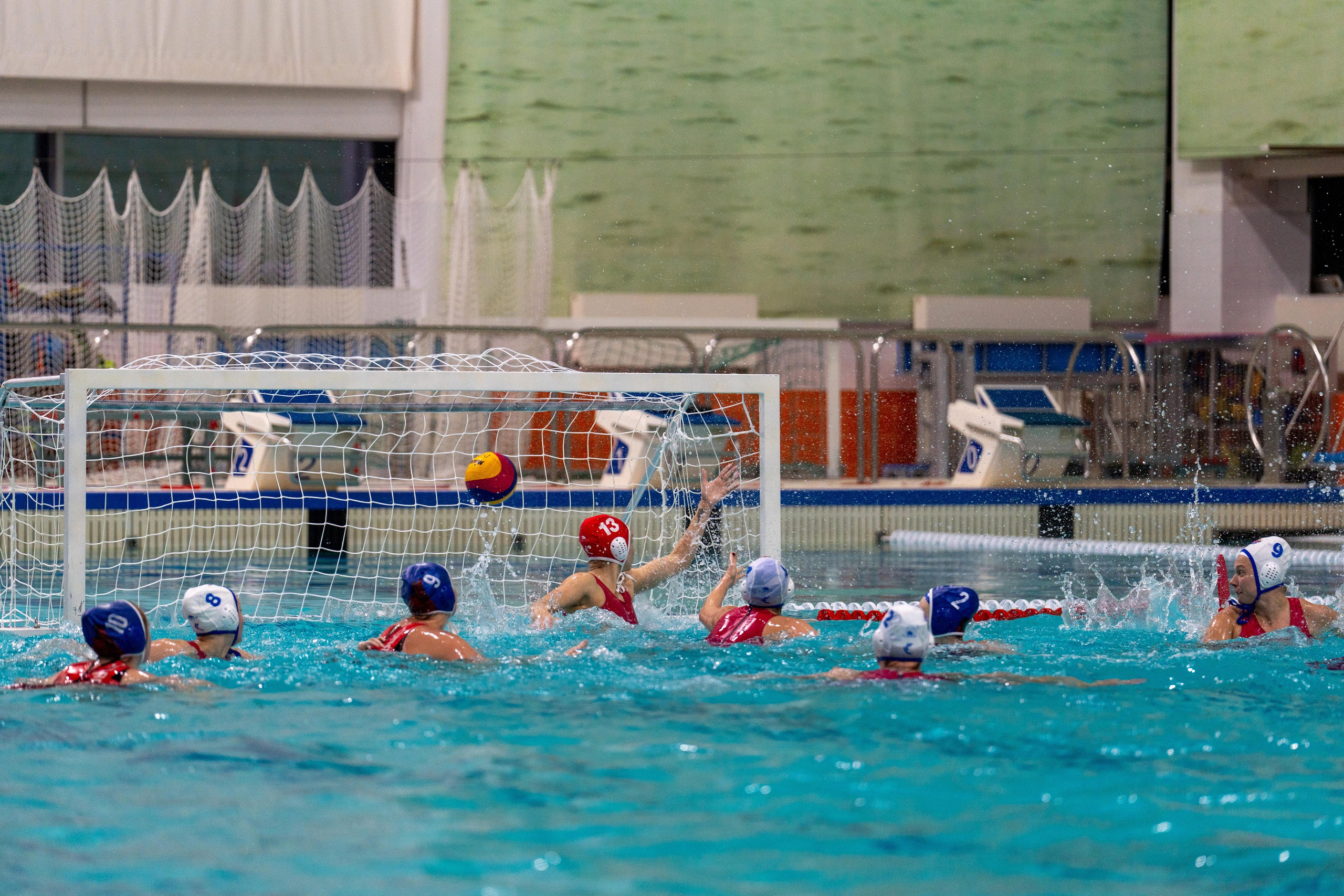 Спортивный фотограф Санкт-Петербург снимает женский матч водного поло Диана — Спартак-Волгоград