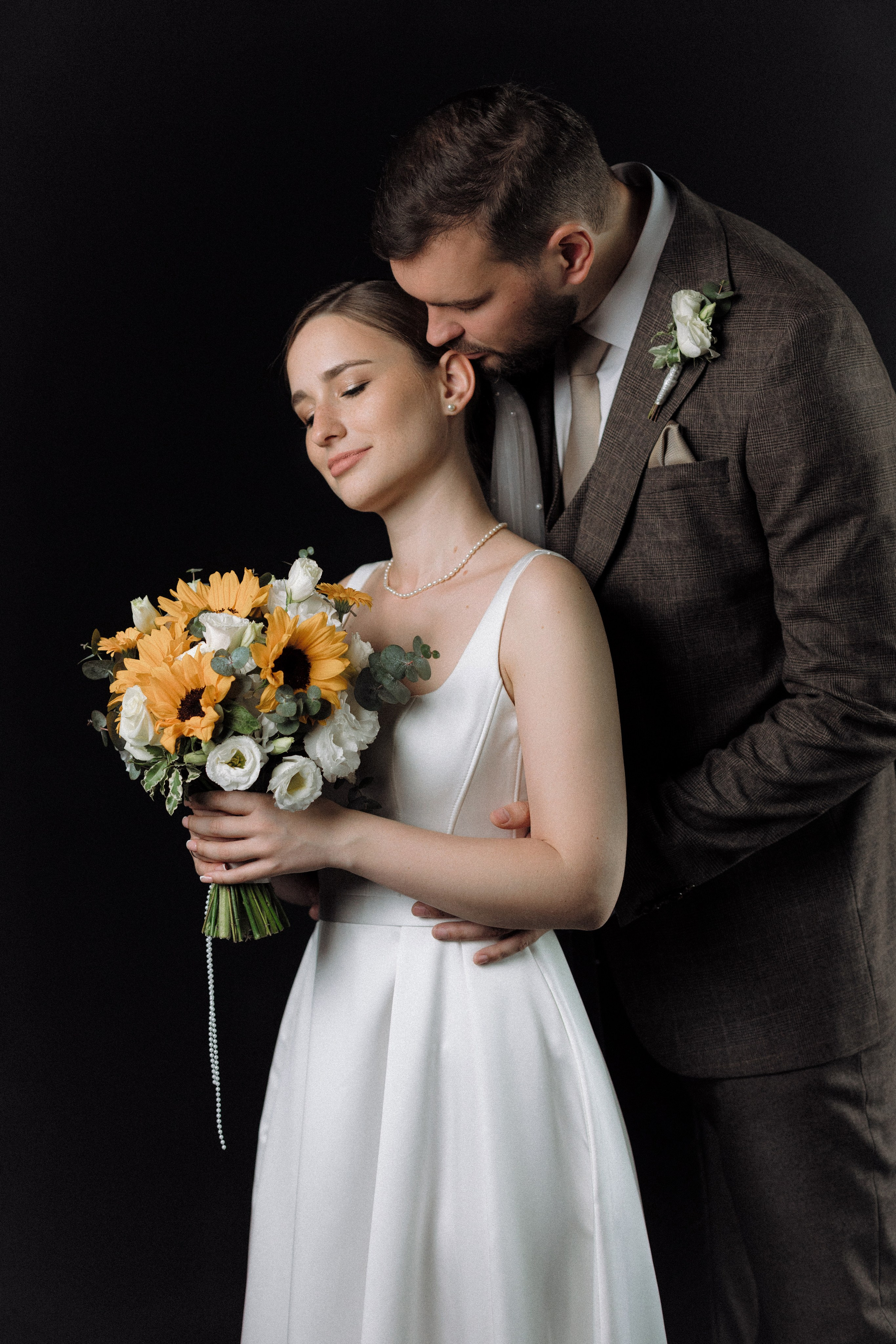 Портфолио свадебного фотографа в Москве. Фотосессия с лошадьми Москва. Фотограф на свадьбу в Москве. Свадебная фотосессия на черном фоне. Фотограф в Москве Валерия Рожкова