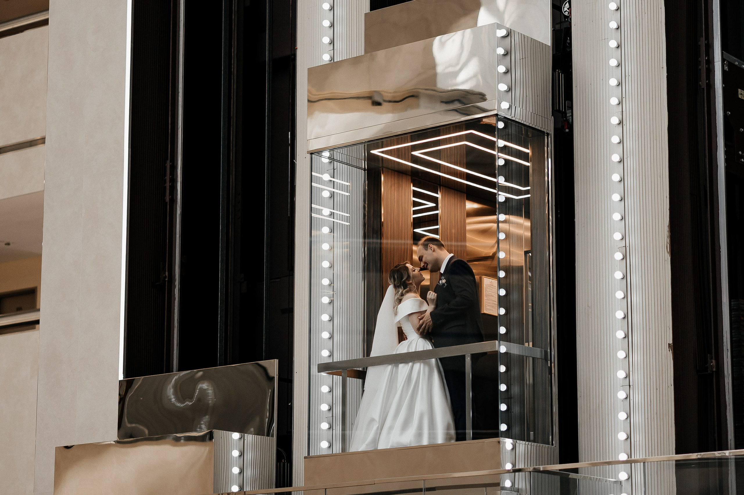 Свадебная фотография в лифте отеля