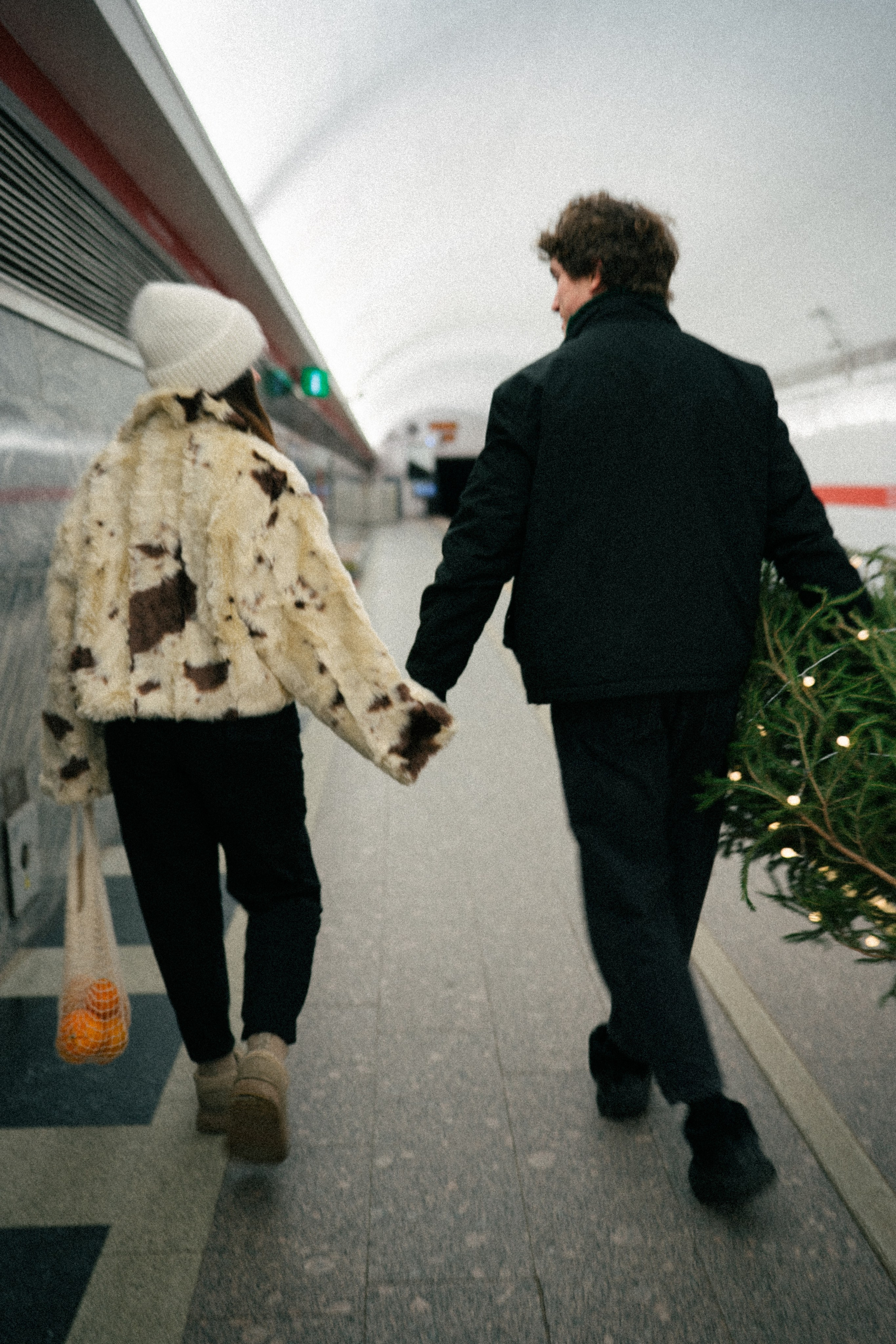 НОВОГОДНЯЯ ПРОГУЛКА ПАРЫ ПО ЧЕРНЫШЕВСКОЙ ПЕРЕД НОВЫМ ГОДОМ. Профессиональный фотограф, Санкт-Петербург — Виктория Богомолова