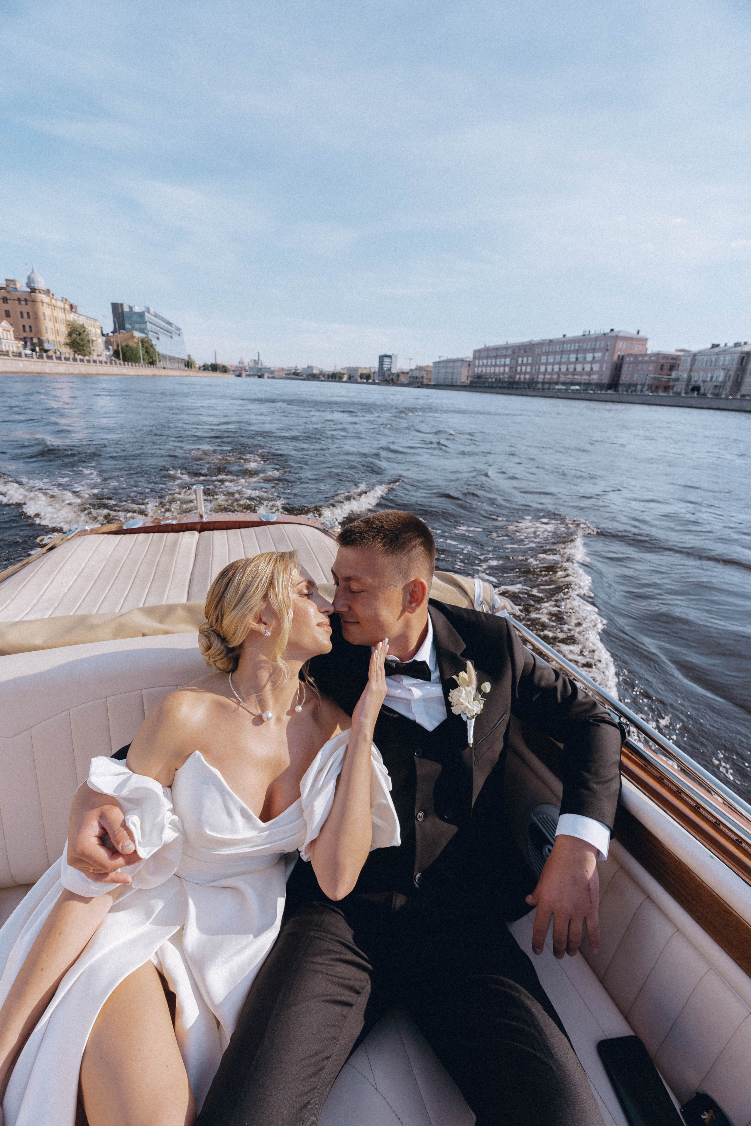 СВАДЕНБНАЯ СЬЕМКА НА КАТЕРЕ ПО КАНАЛАМ САНКТ-ПЕТЕРБУРГА И В АКВАТОРИИ НЕВЫ. Профессиональный фотограф, Санкт-Петербург — Виктория Богомолова
