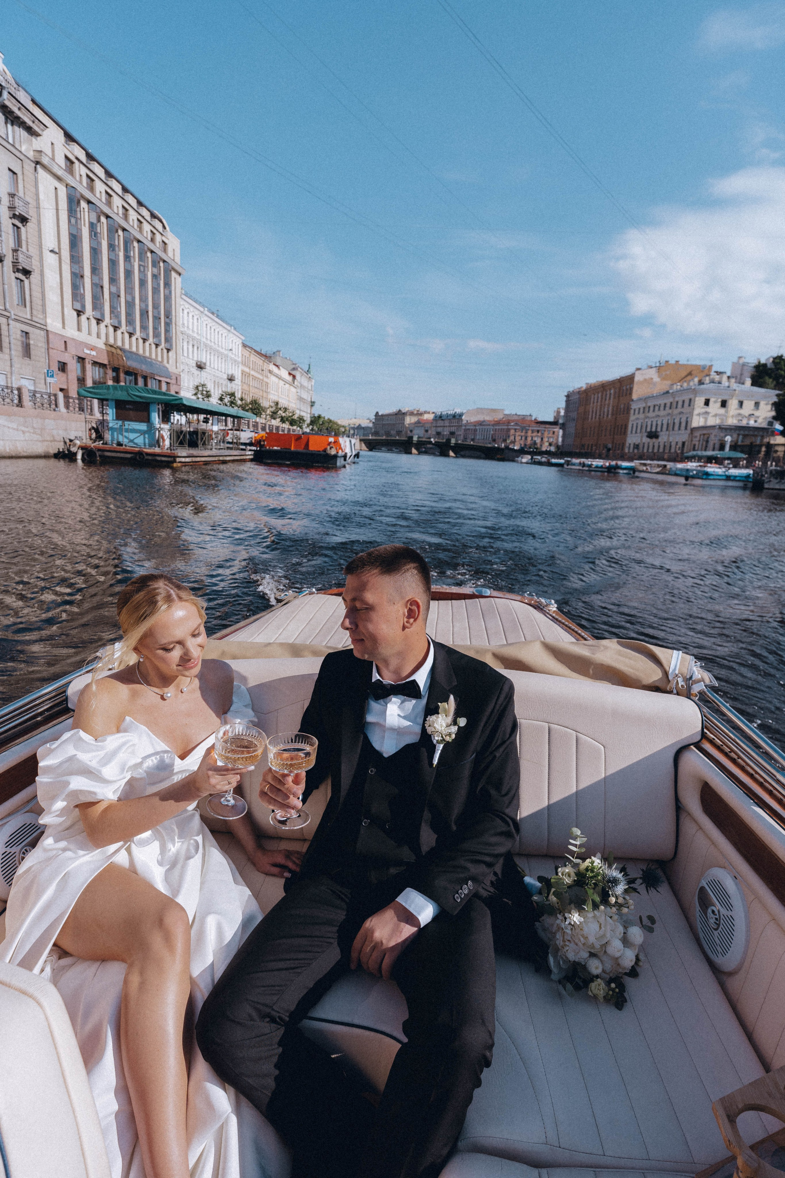 СВАДЕНБНАЯ СЬЕМКА НА КАТЕРЕ ПО КАНАЛАМ САНКТ-ПЕТЕРБУРГА И В АКВАТОРИИ НЕВЫ. Профессиональный фотограф, Санкт-Петербург — Виктория Богомолова
