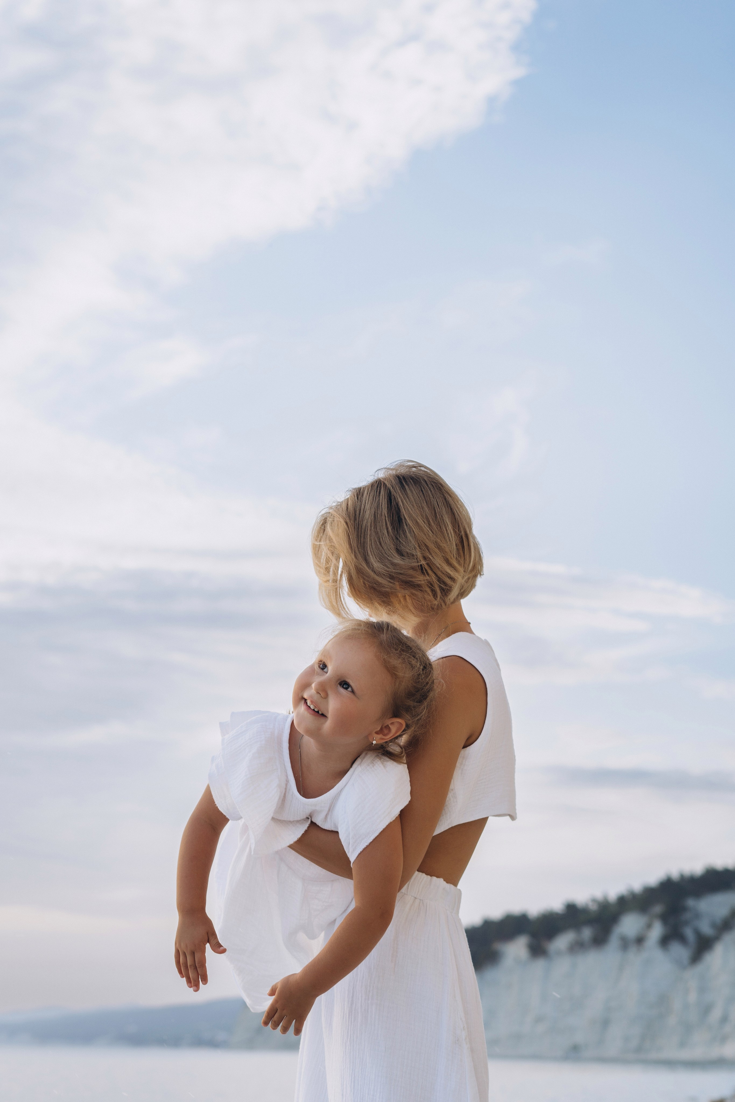 Голубая бездна в полдень: семейные кадры с игрой света и тени на бирюзовой воде