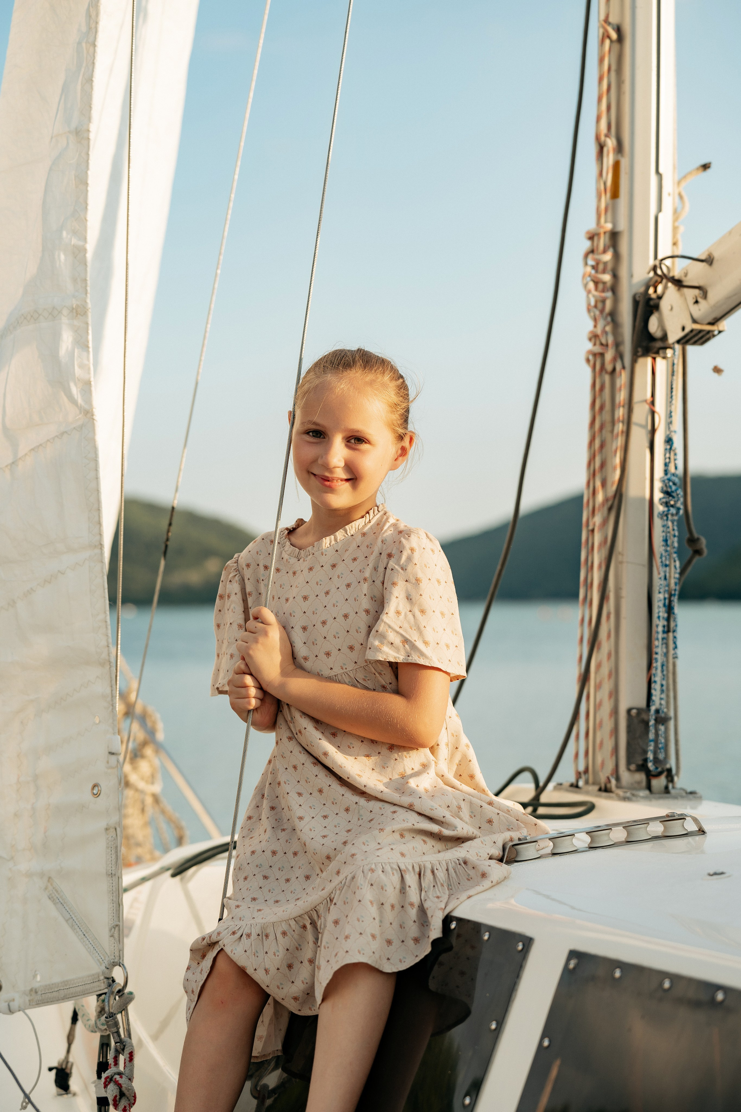 Дети радуются морскому ветру на яхте в Абрау-Дюрсо – счастливые моменты