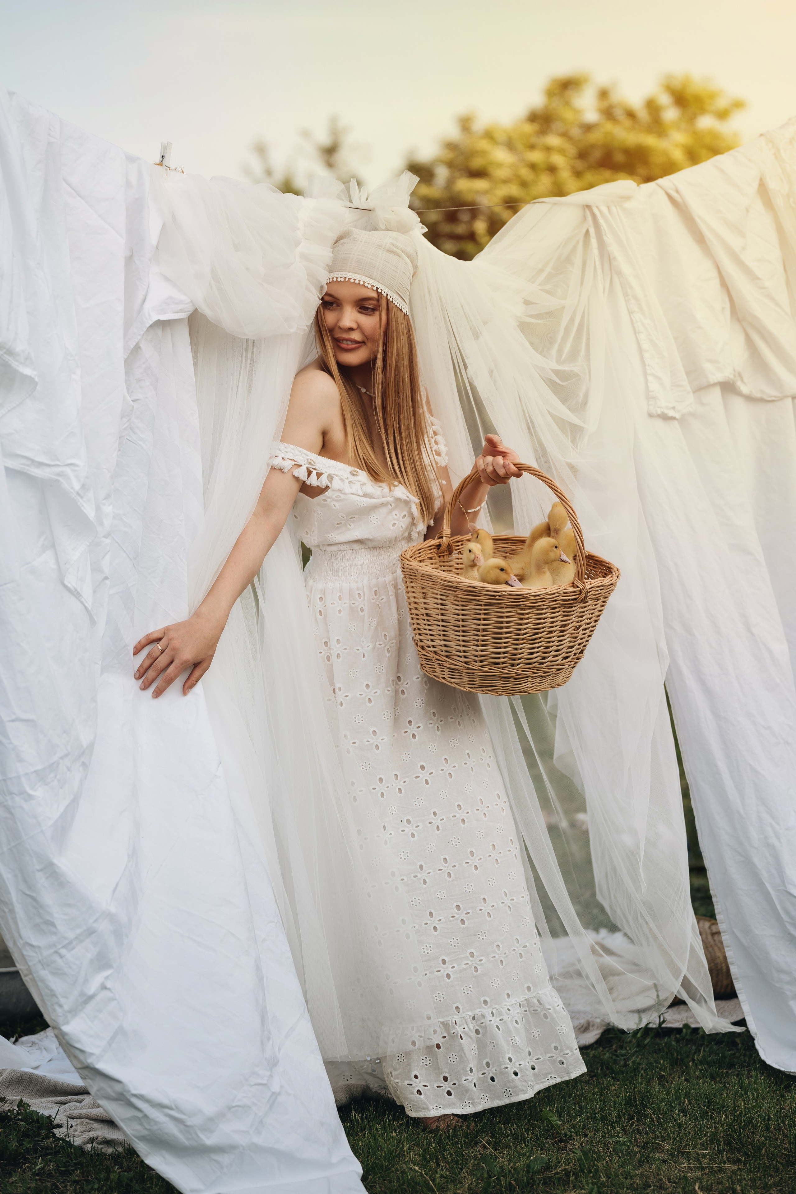 Девушка с утятами, кадр в полный рост. Семейный фотограф в Анапе,  Геленджике, Темрюке, Кабардинке, Абрау-Дюрсо, Новороссийске, Краснодаре.