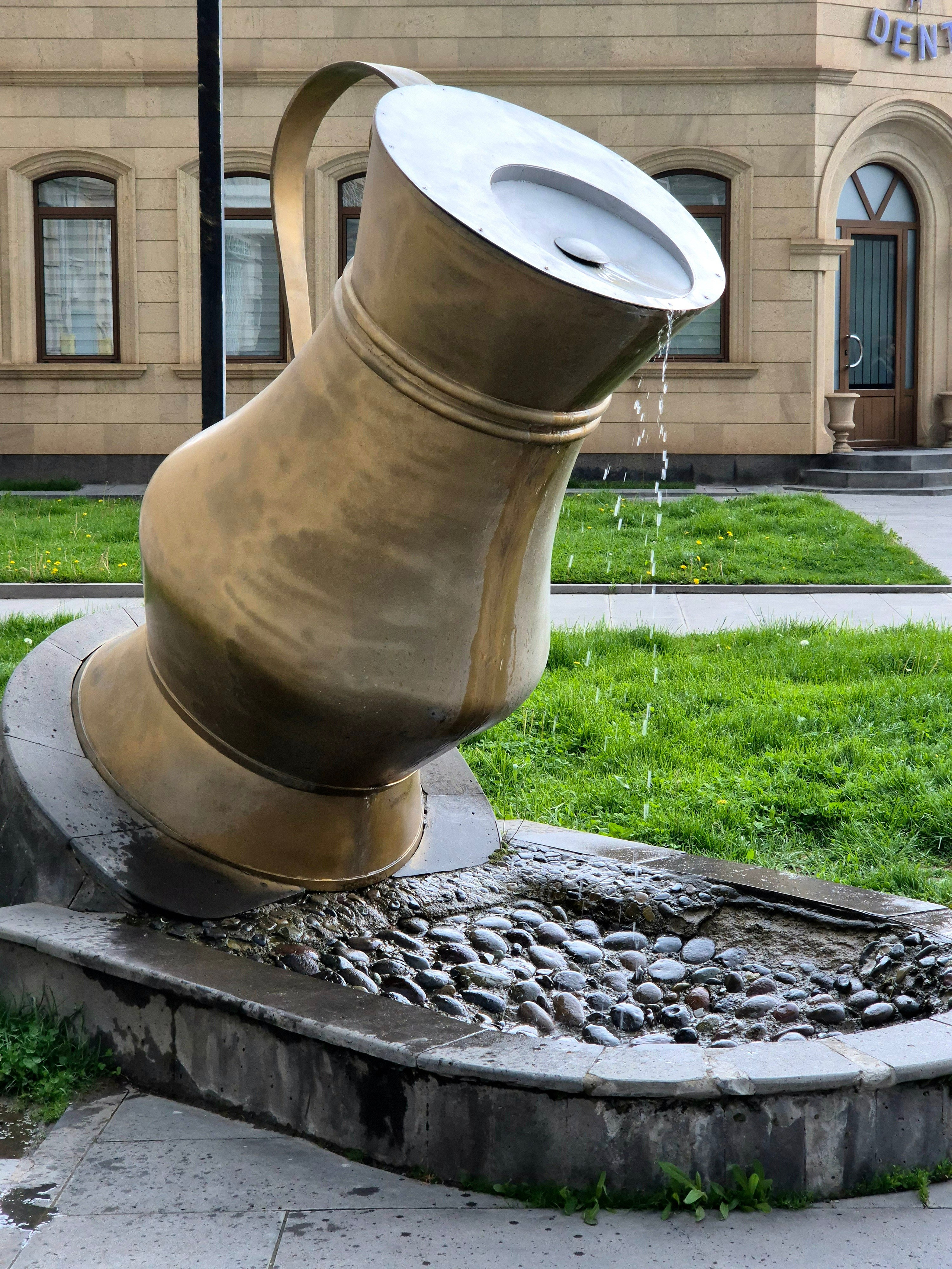 Памятник традиционному армянскому кувшину - мушурбе