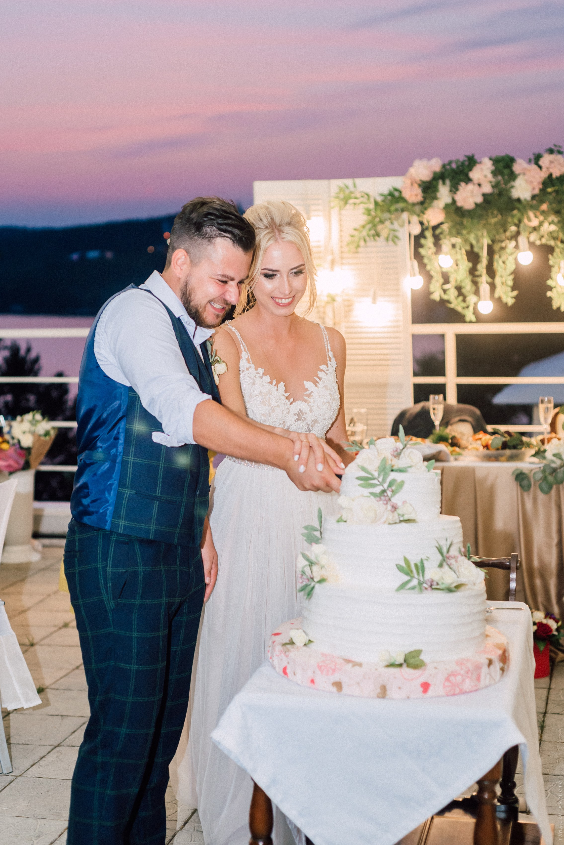 Жених и невеста режут вместе торт