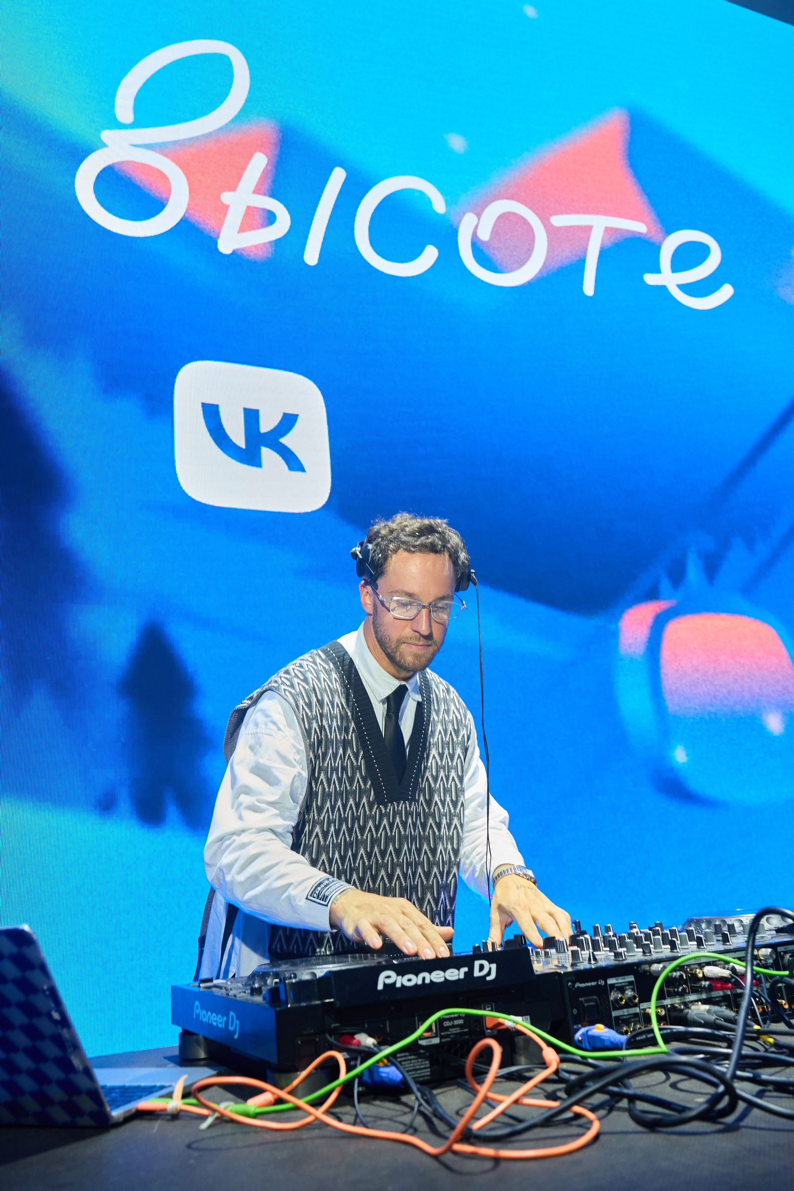 VK «На высоте» х Гарик Харламов. Svyatoslav Lebedev | Advertising photographer — Commercial shooting, Art direction, AI integration