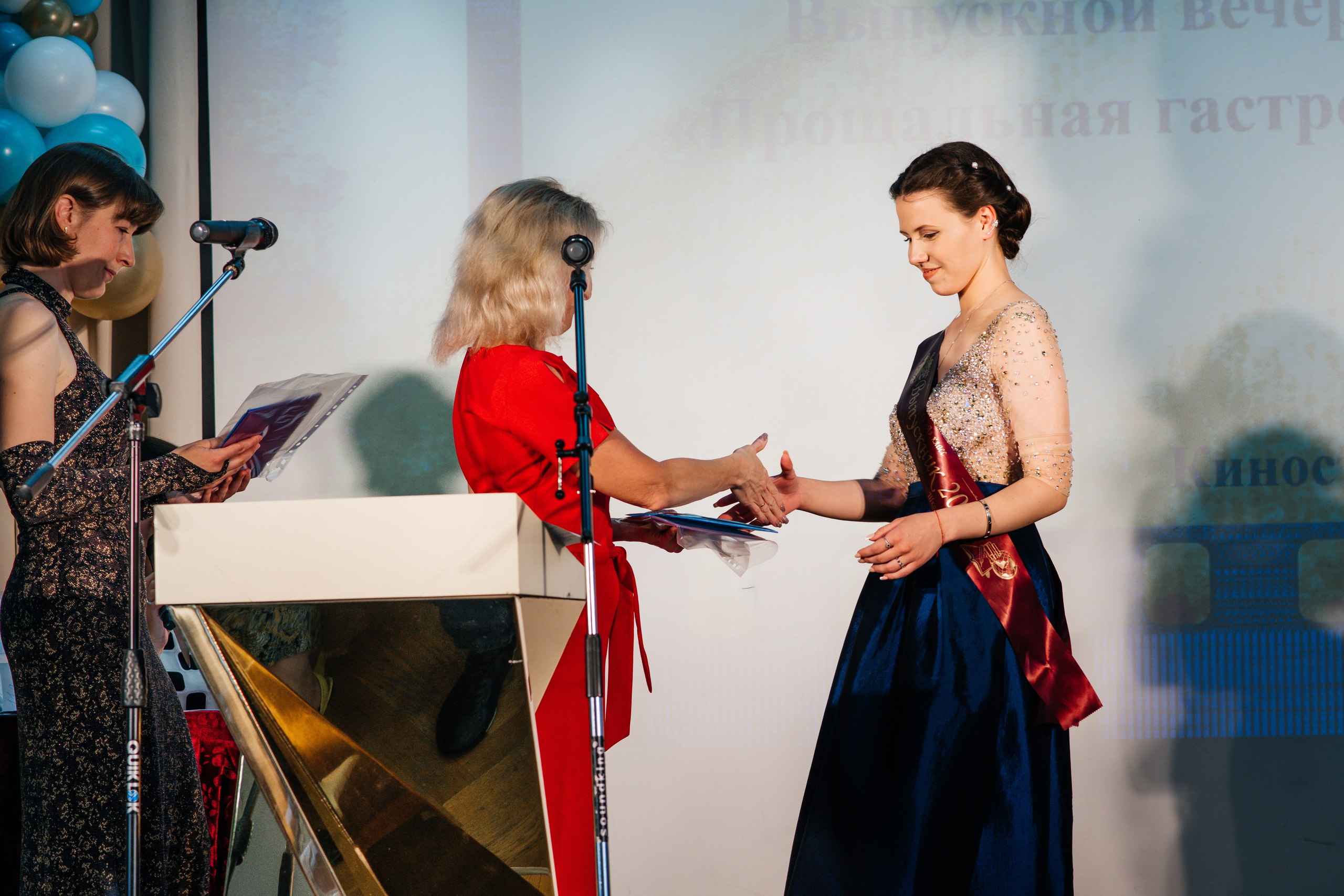 Вручение аттестатов. Выпускные альбомы в Подольске Москве и МО