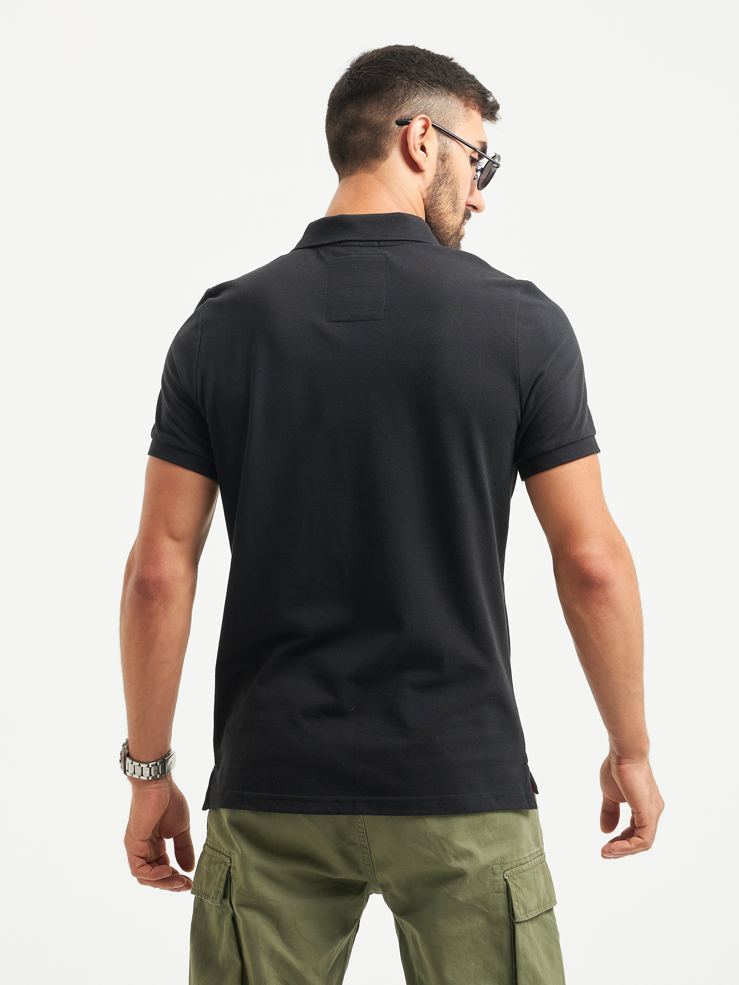 Футболка мужская черного цвета на модели мужчине вид сзади