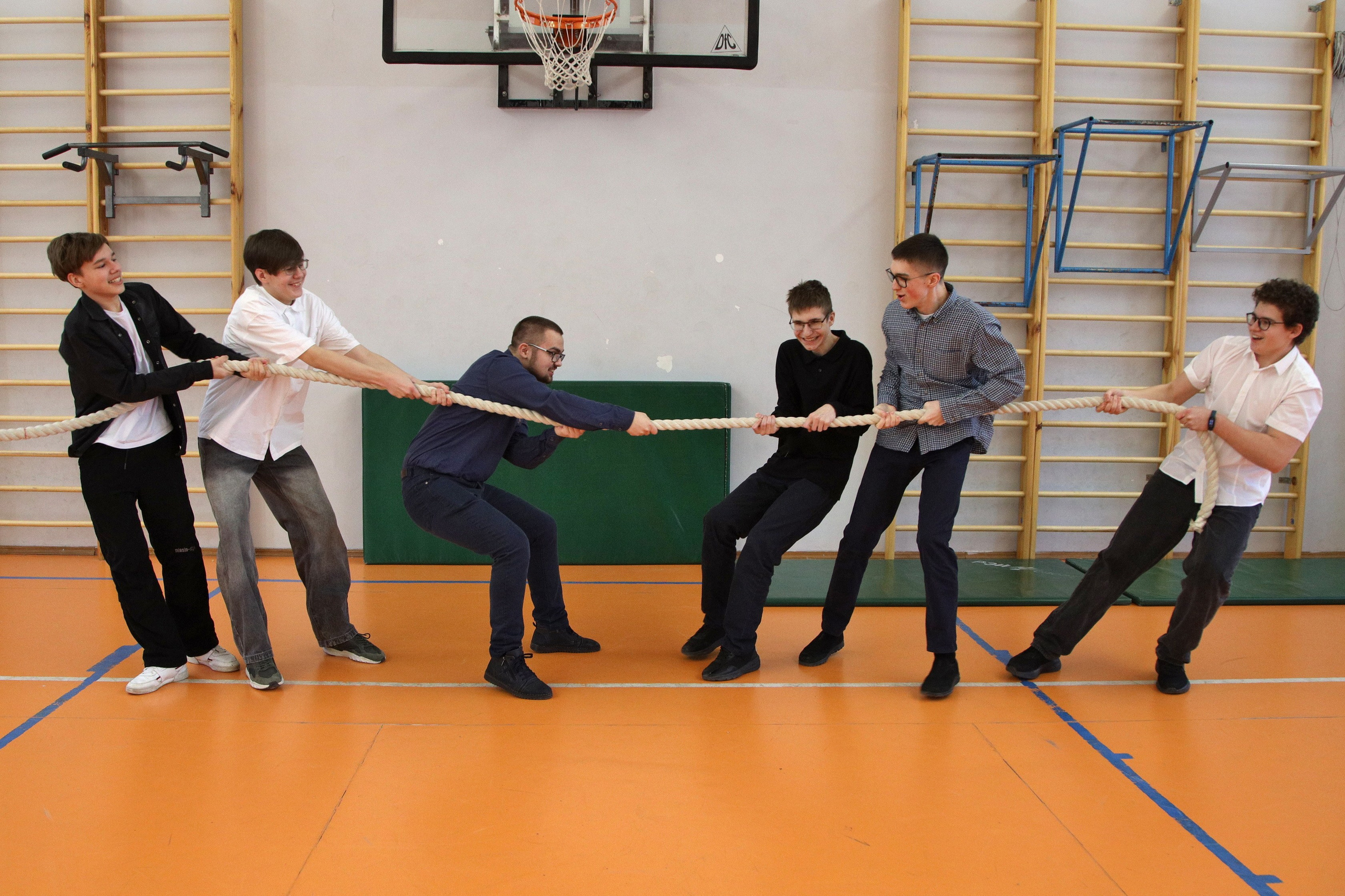 Интересные  и весёлые фотографии со школьными друзьями. Выпускные альбомы.Школьный и спортивный фотограф в Москве