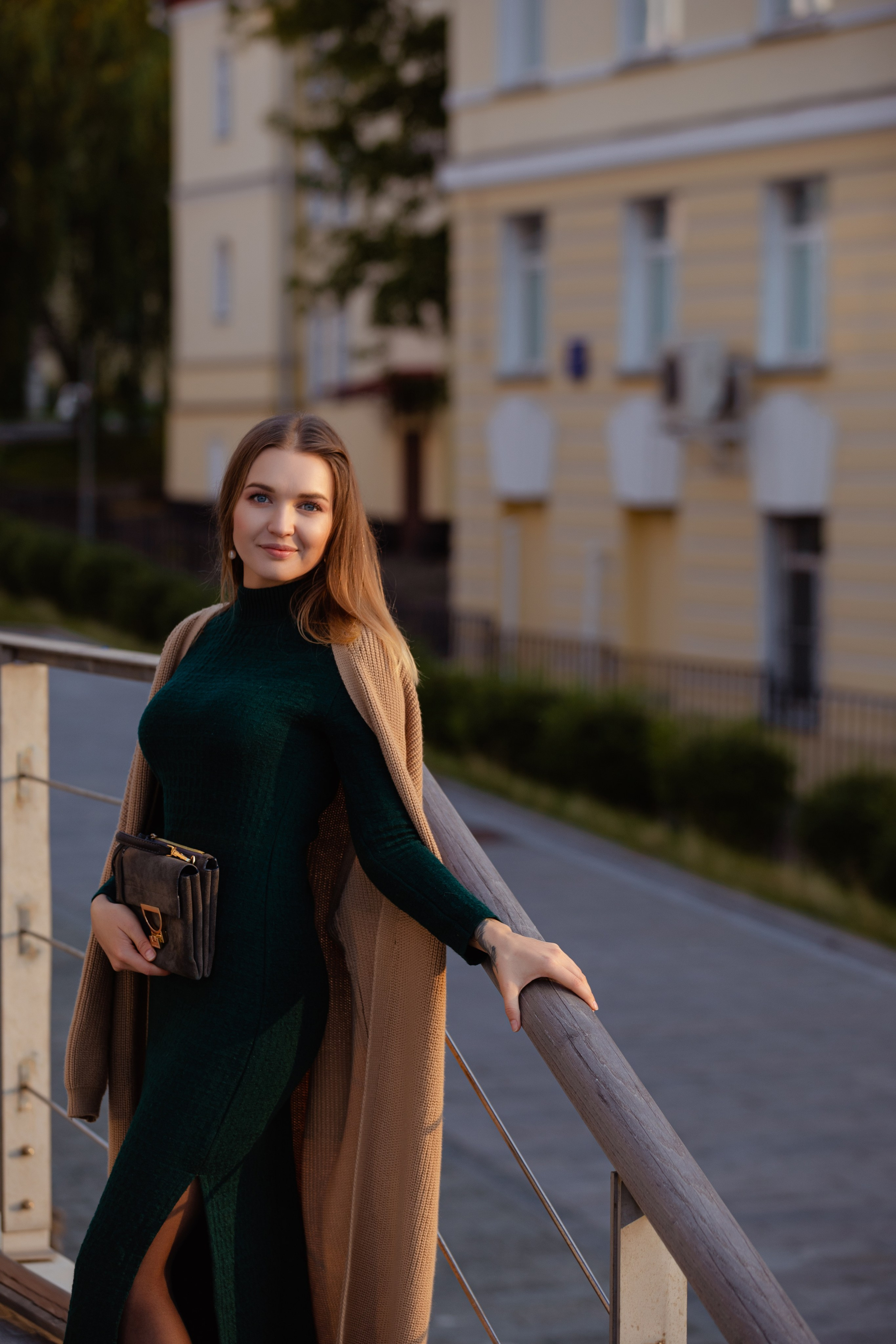 Девушка зелёном платье бежевом пальто