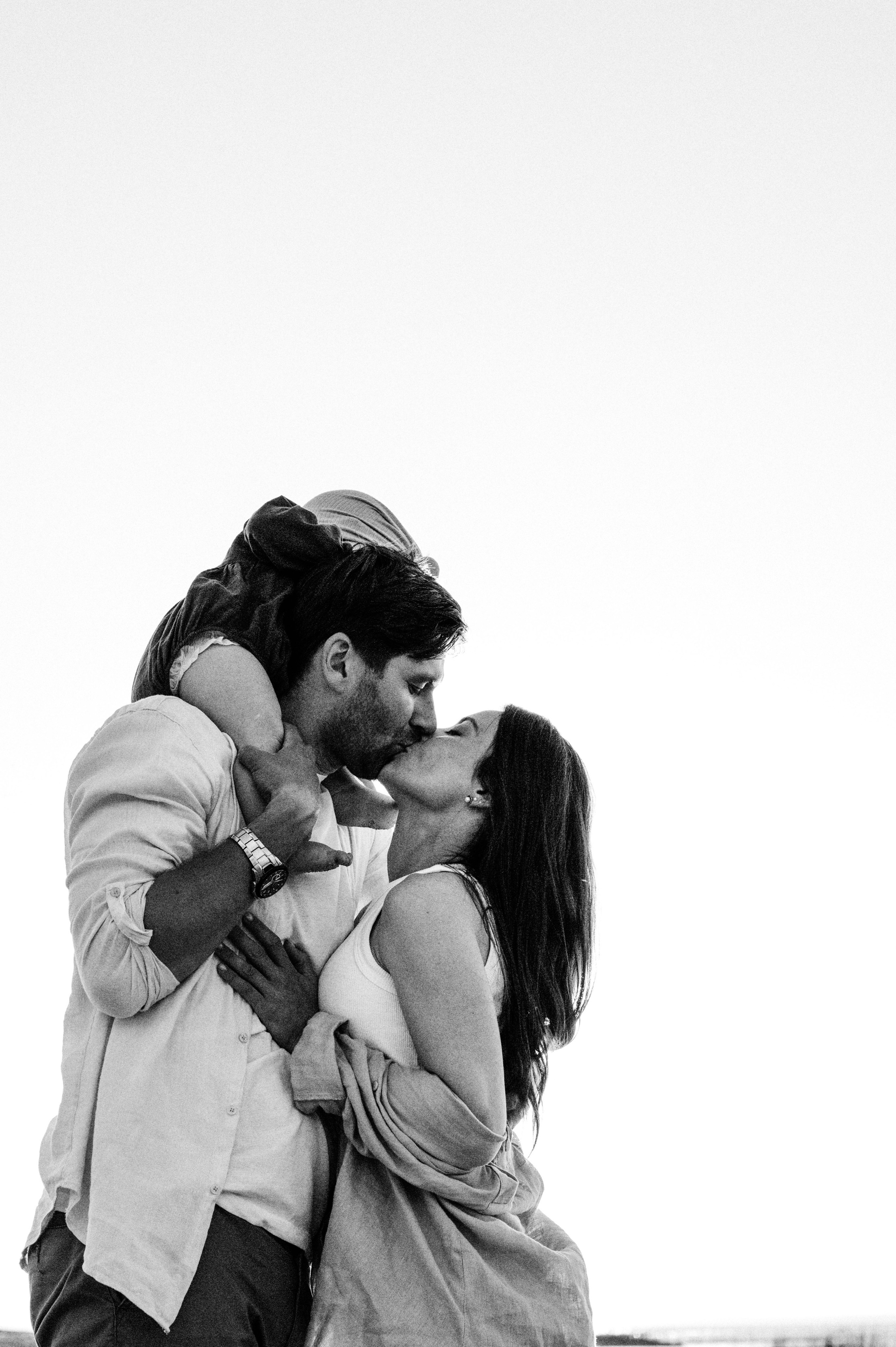 Ира, Игорь и Полина. Профессиональный фотограф беременности в СПБ. Стильные фотосессии беременности в стиле минимализм и классическая фотография