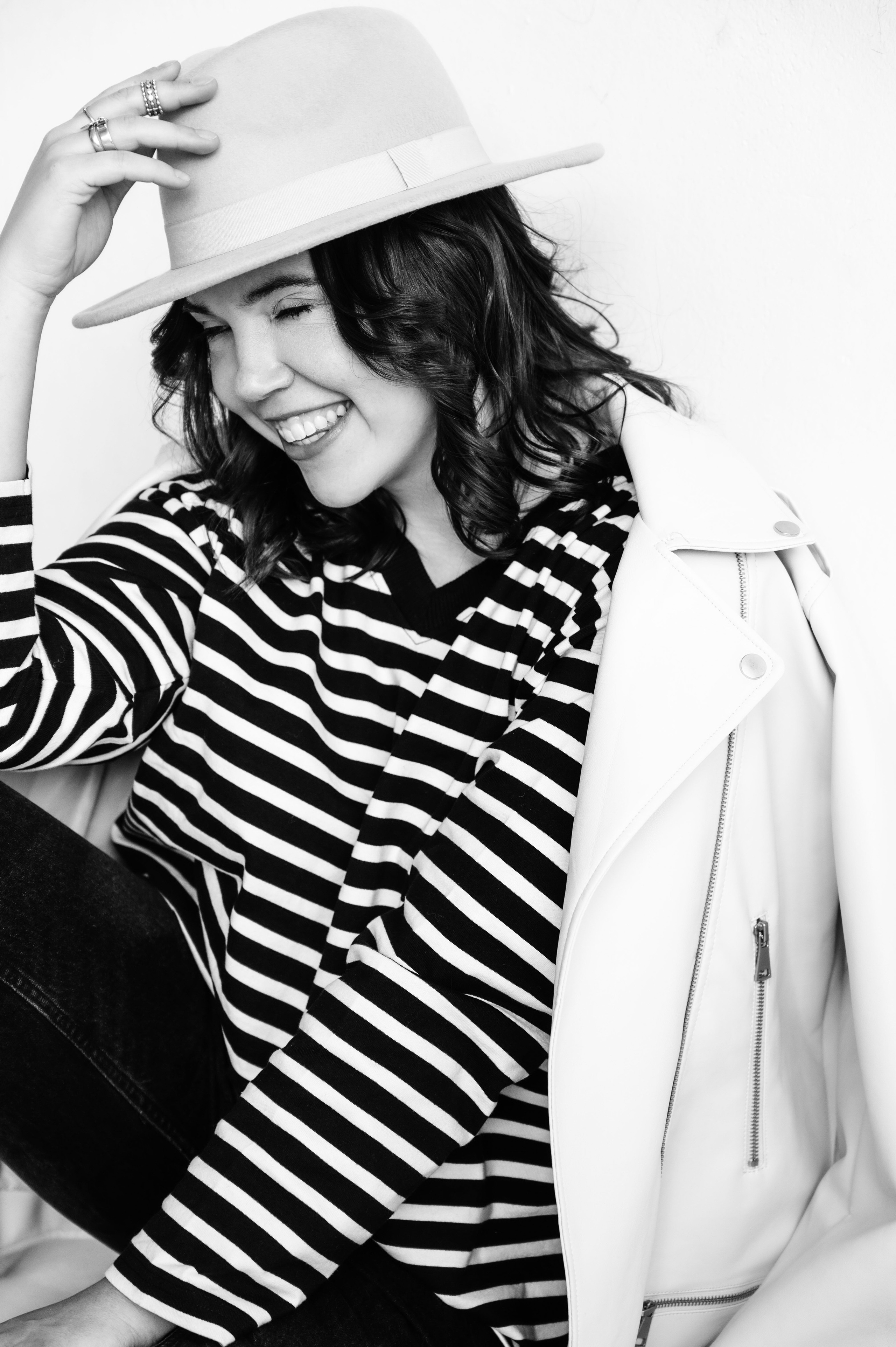 Семейная фотосессия в Санкт-Петербурге от Маргариты Ивановой — душевные кадры с детьми и родителями, помощь в подборе образов, стилист, виза. Профессиональный фотограф беременности в СПБ. Стильные фотосессии беременности в стиле минимализм и классическая фотография