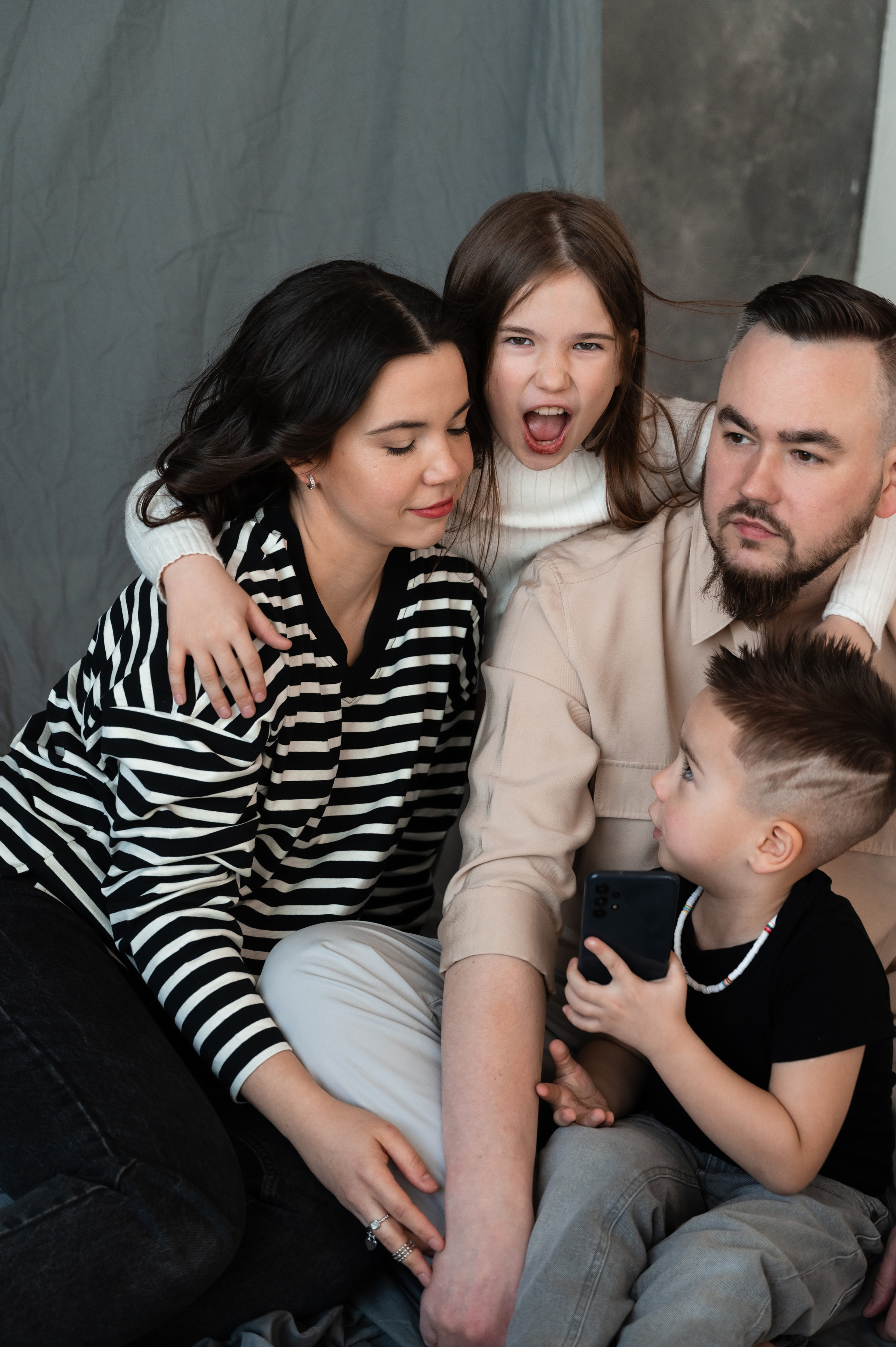 Семейная фотосессия в Санкт-Петербурге от Маргариты Ивановой — душевные кадры с детьми и родителями, помощь в подборе образов, стилист, виза. Профессиональный фотограф беременности в СПБ. Стильные фотосессии беременности в стиле минимализм и классическая фотография