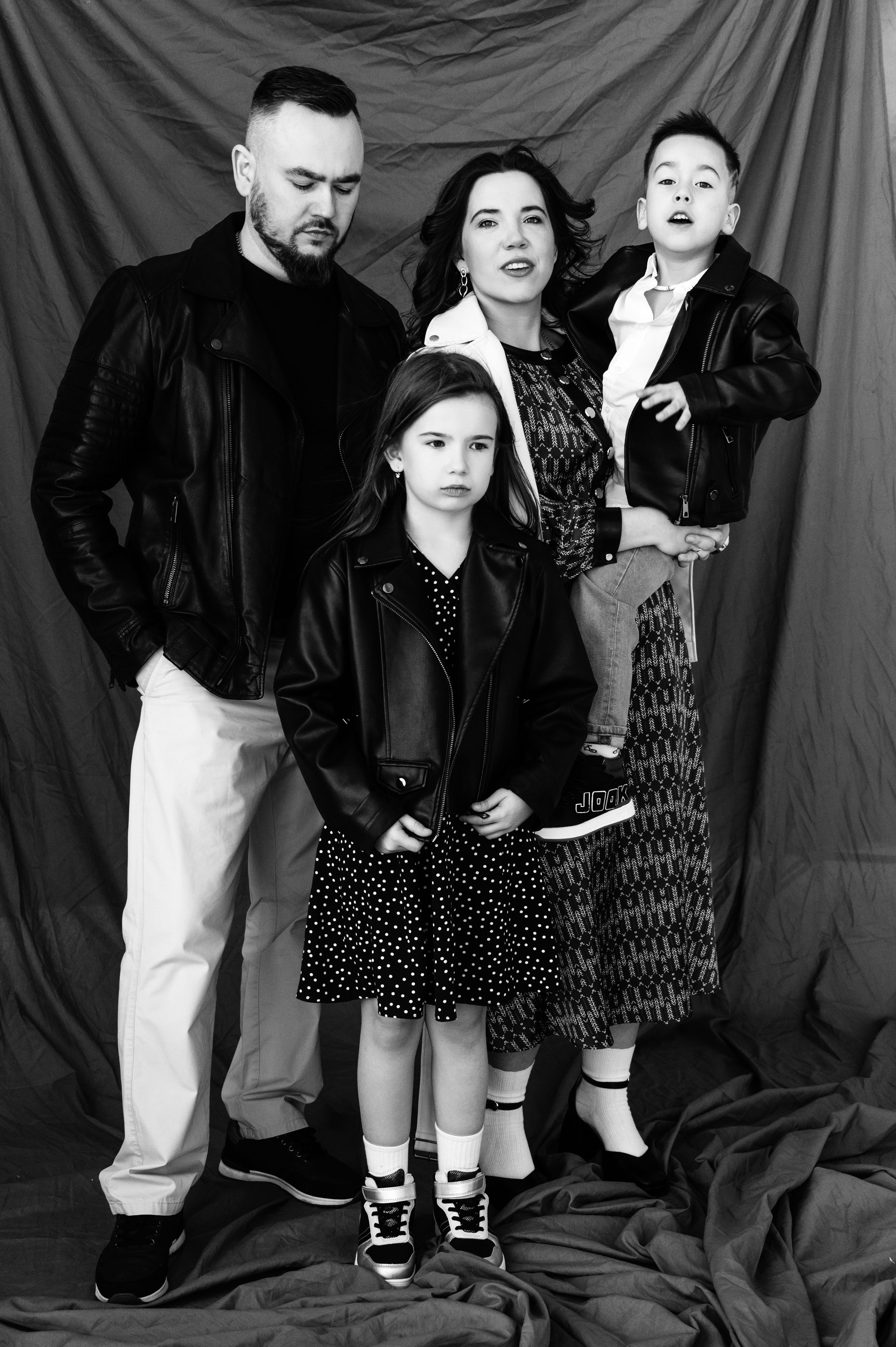 Семейная фотосессия в Санкт-Петербурге от Маргариты Ивановой — душевные кадры с детьми и родителями, помощь в подборе образов, стилист, виза. Профессиональный фотограф беременности в СПБ. Стильные фотосессии беременности в стиле минимализм и классическая фотография