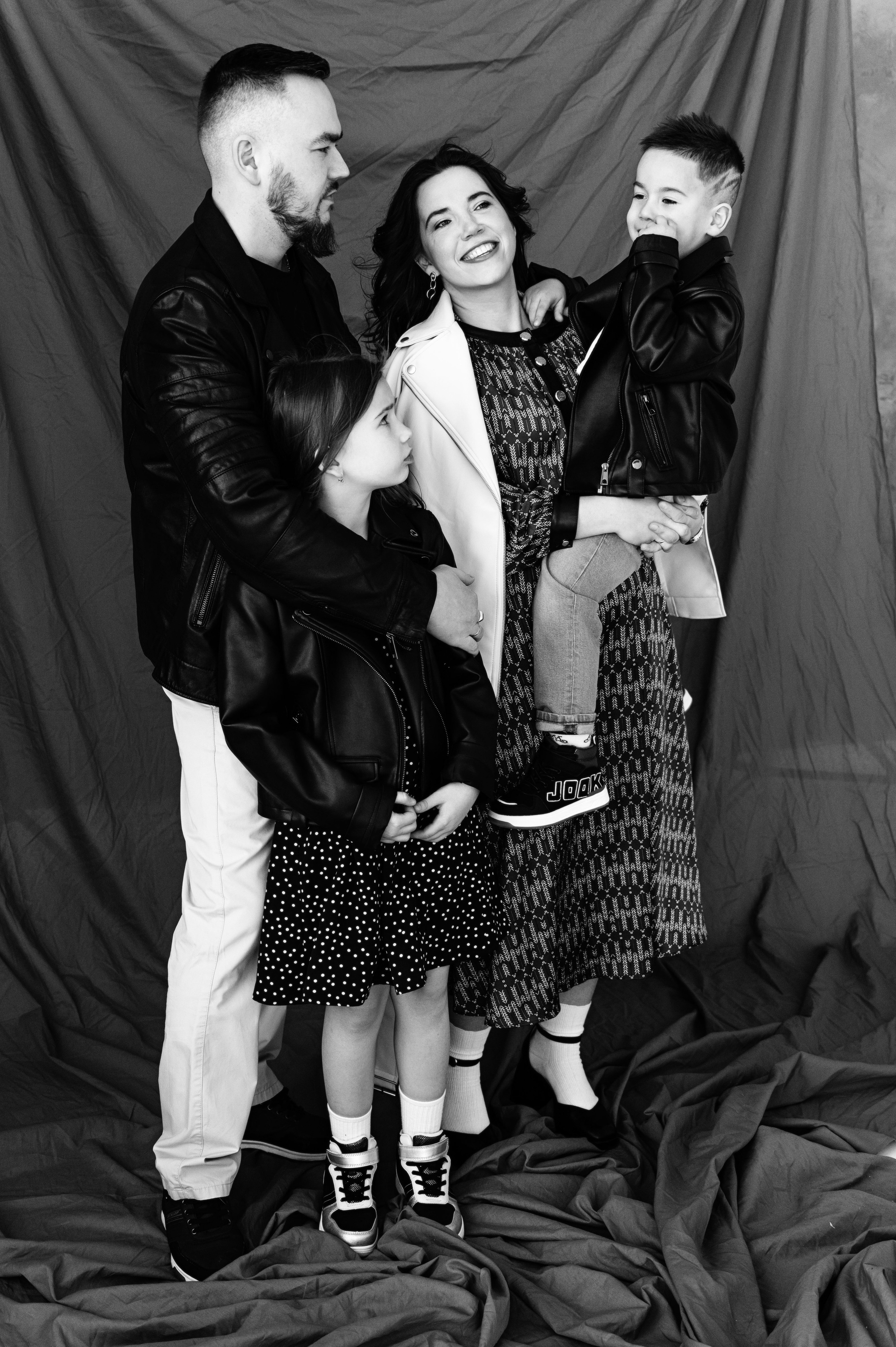 Семейная фотосессия в Санкт-Петербурге от Маргариты Ивановой — душевные кадры с детьми и родителями, помощь в подборе образов, стилист, виза. Профессиональный фотограф беременности в СПБ. Стильные фотосессии беременности в стиле минимализм и классическая фотография