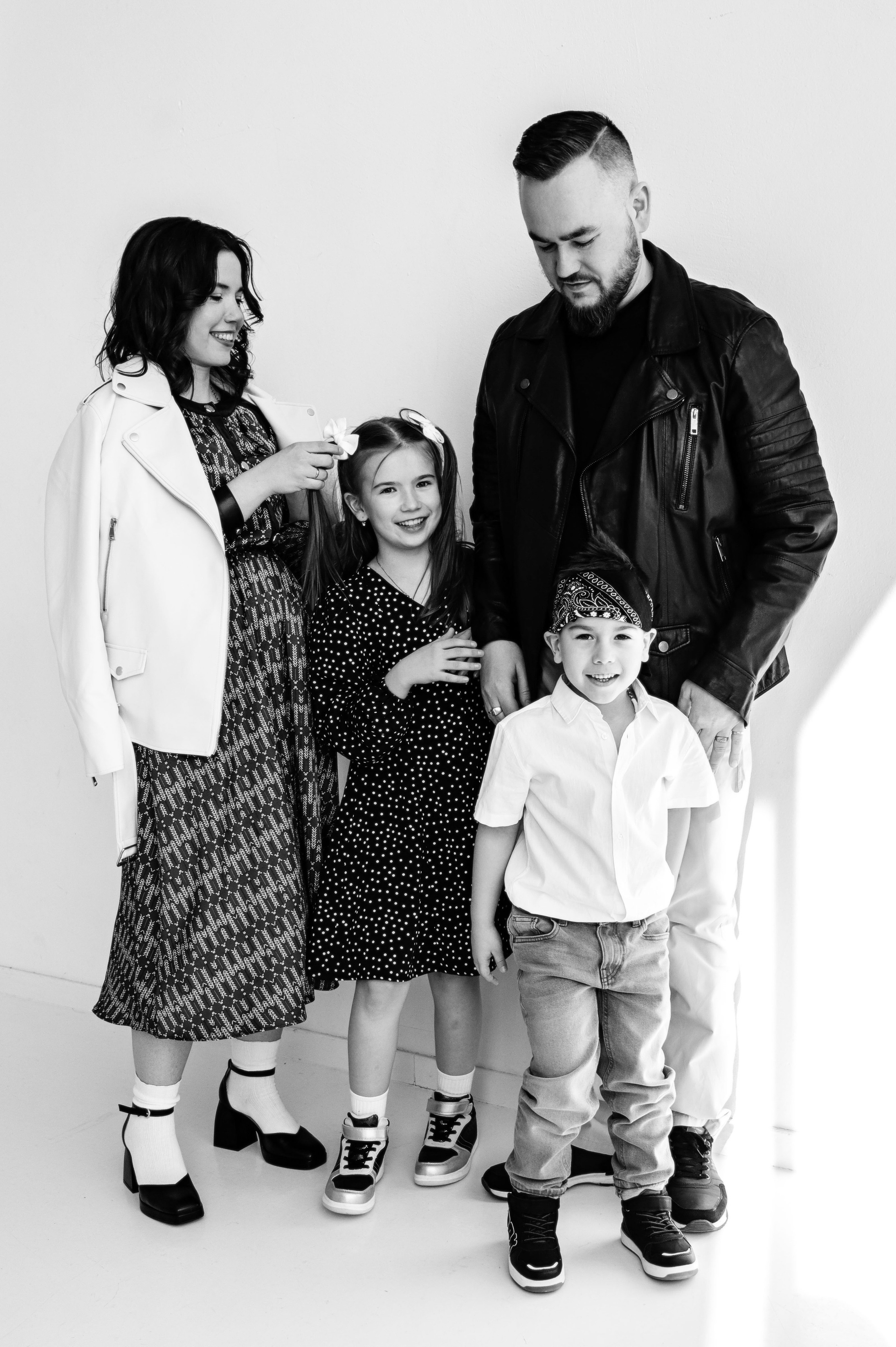 Семейная фотосессия в Санкт-Петербурге от Маргариты Ивановой — душевные кадры с детьми и родителями, помощь в подборе образов, стилист, виза. Профессиональный фотограф беременности в СПБ. Стильные фотосессии беременности в стиле минимализм и классическая фотография