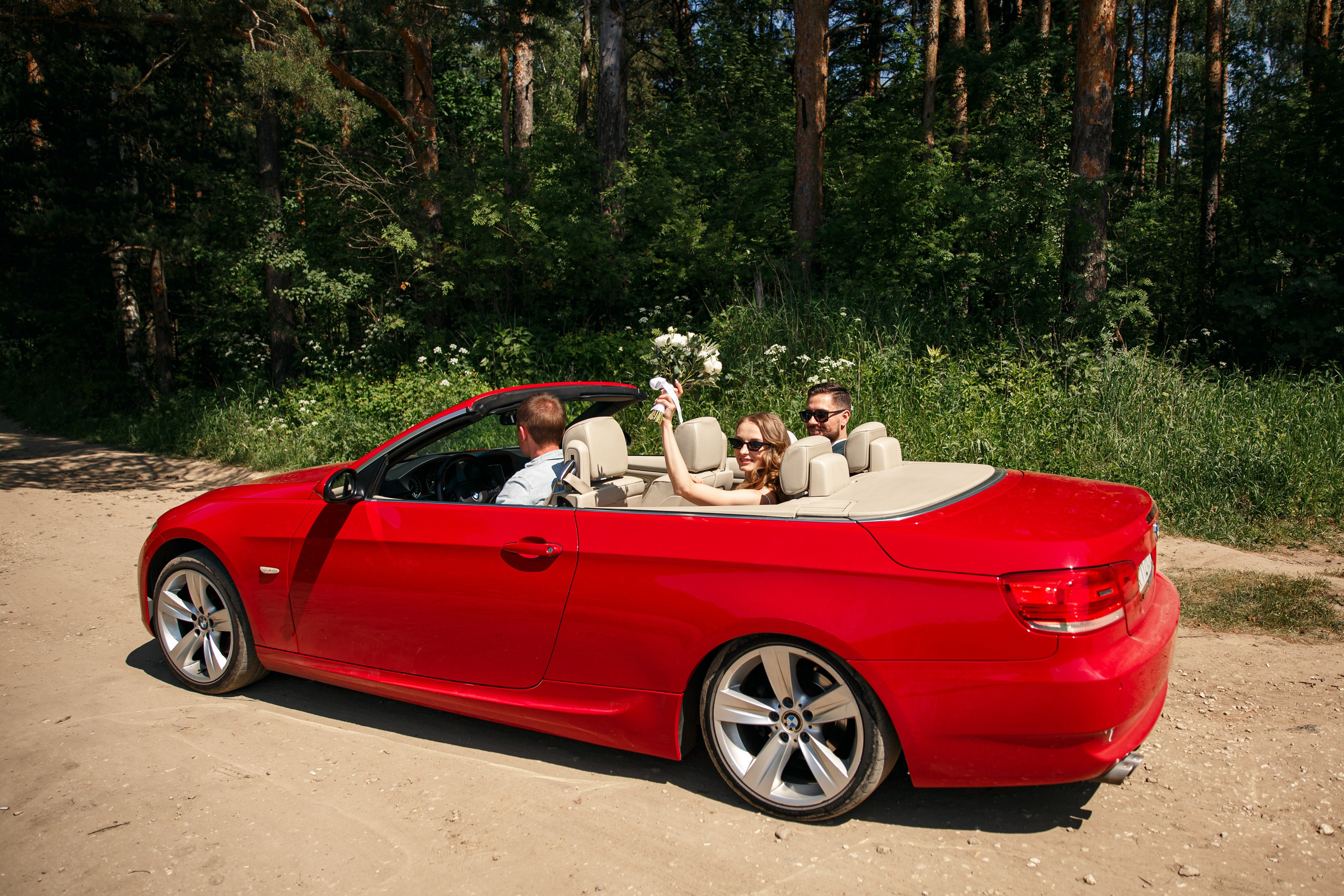 Свадебная фотосессия с кабриолетом и в загородном клубе Artiland. Свадебный фотограф Москва и МО Сергей Киржаев