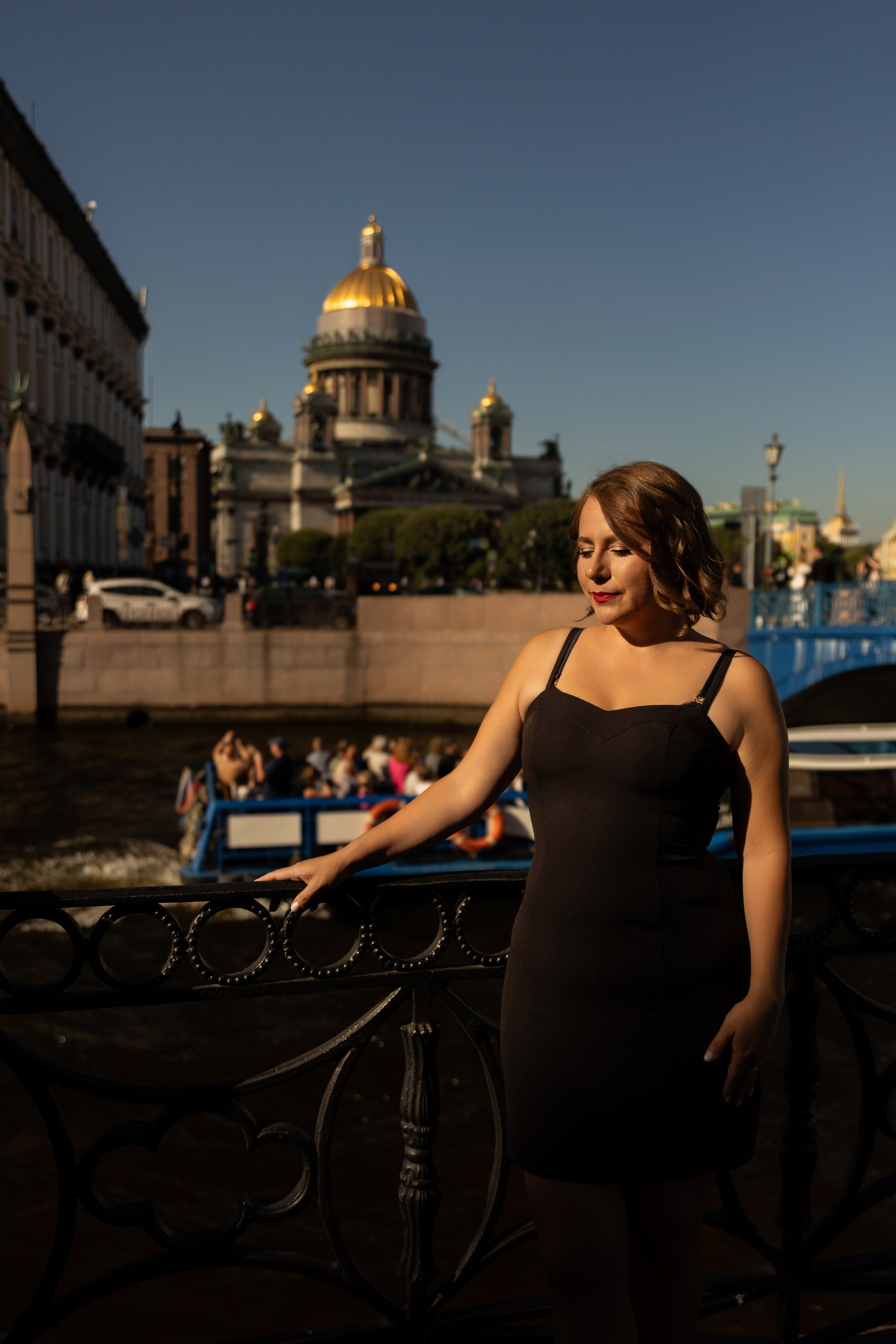 Фотопрогулка в центре с букетом красных роз. Семейный и свадебный фотограф в Санкт-Петербурге Татьяна Швыкова