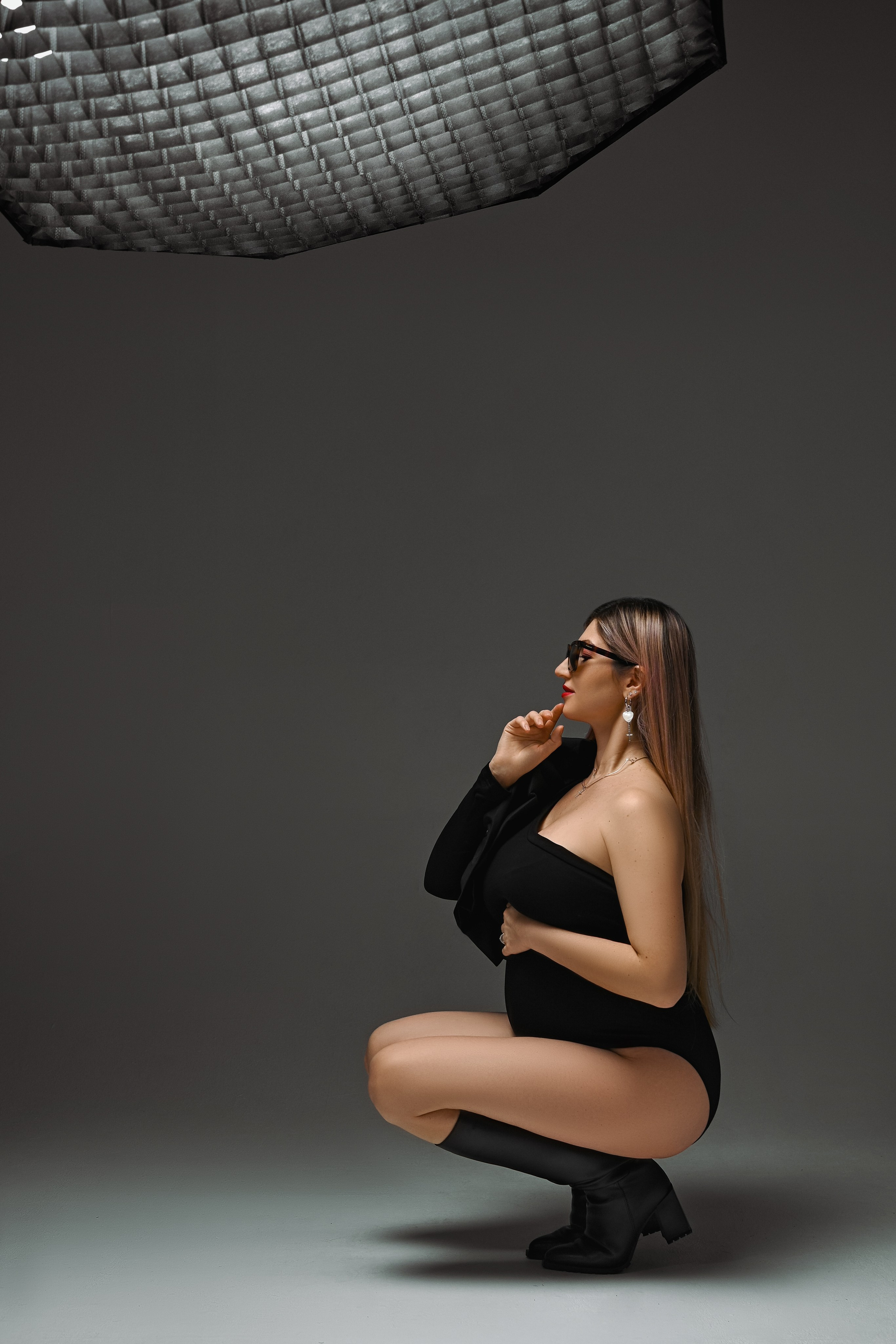 Красивая Беременная женщина в студии на циклораме. Компания и фотошкола по созданию контента в Москве