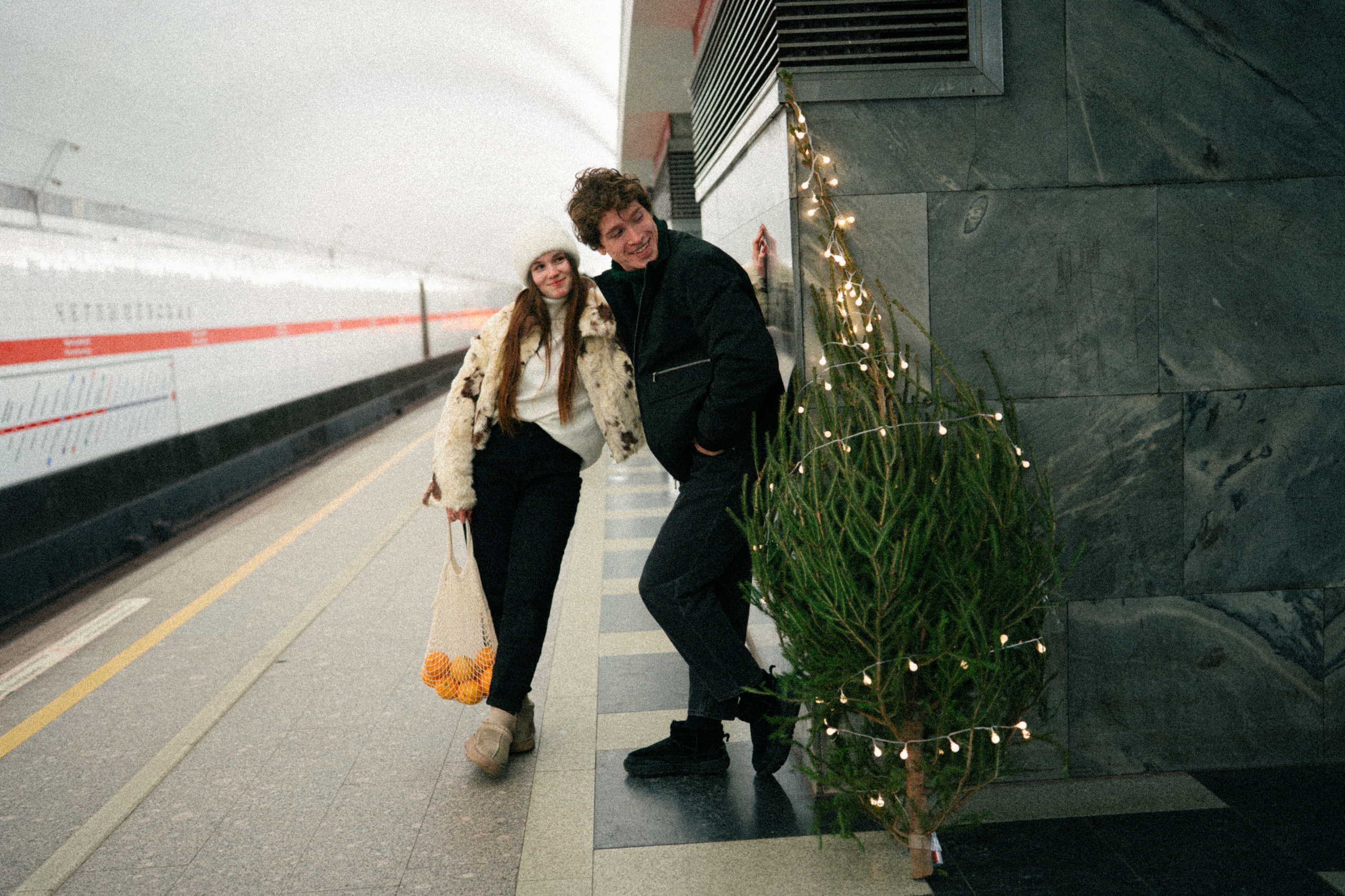 НОВОГОДНЯЯ ПРОГУЛКА ПАРЫ ПО ЧЕРНЫШЕВСКОЙ ПЕРЕД НОВЫМ ГОДОМ. Профессиональный фотограф, Санкт-Петербург — Виктория Богомолова
